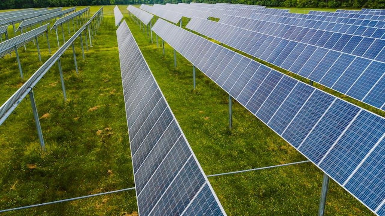 Il_futuro_di_Bobby_nella_serie_rJRQFJPuL6 - Confidenze24 Source: Kelly - pexels - Aerial view of solar panels in a green field, Rossville, GA.