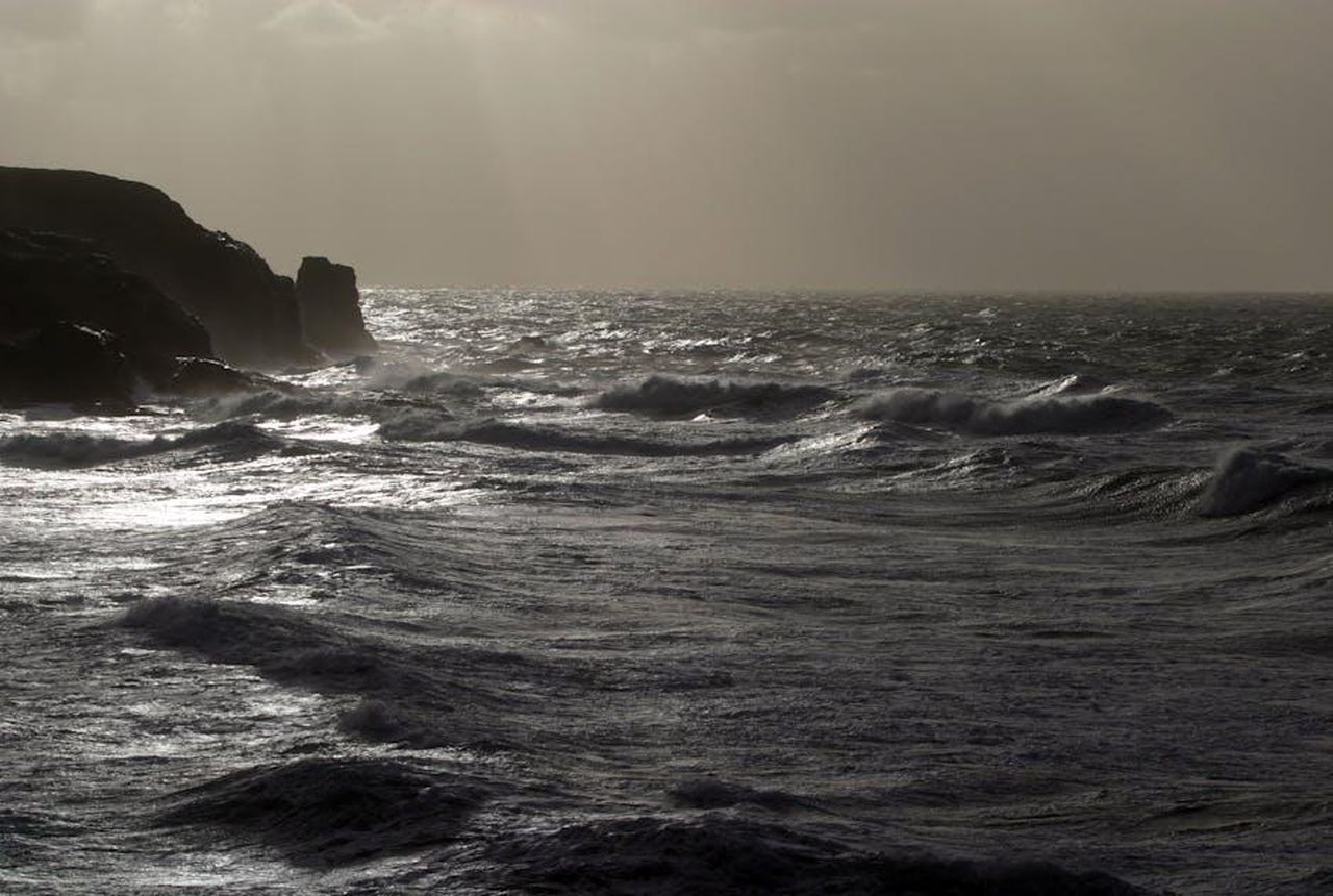 Il_futuro_di_Prince_George_e_il_Duchy_of_Cornwall_Qaqqgl6Vlq - Confidenze24 Source: Paul Groom Photography Bristol - pexels - High waves crash against rugged cliffs on an overcast day in Cornwall, England.