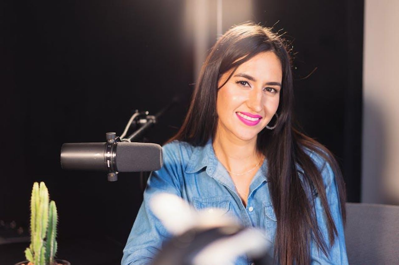 Il_futuro_di_Tom_Selleck_nuovi_progetti_in_arrivo_10IqTenDYO - Confidenze24 Source: Los Muertos Crew - pexels - Cheerful woman in denim recording a podcast in a studio with professional equipment.
