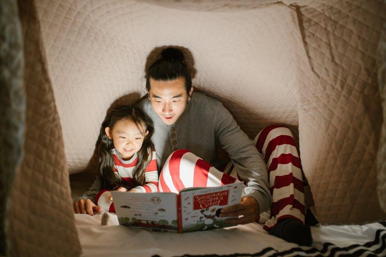 Il_gioco_tra_Nick_e_Malti_un_cambio_di_ruoli_39Oup7DP6y - Confidenze24 Source: RDNE Stock project - pexels - A father and daughter enjoy reading a bedtime story inside a cozy blanket fort.
