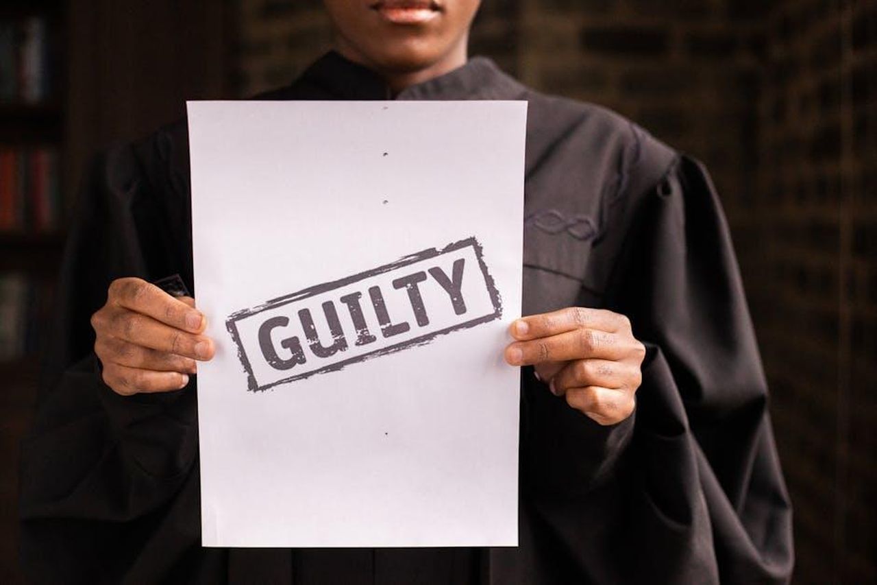 Il_giudice_Bredar_e_il_reintegro_dei_lavoratori_QI5DJrwkJN - Confidenze24 Source: KATRIN BOLOVTSOVA - pexels - A judge in a courtroom holding a paper with a guilty verdict, symbolizing law and justice.