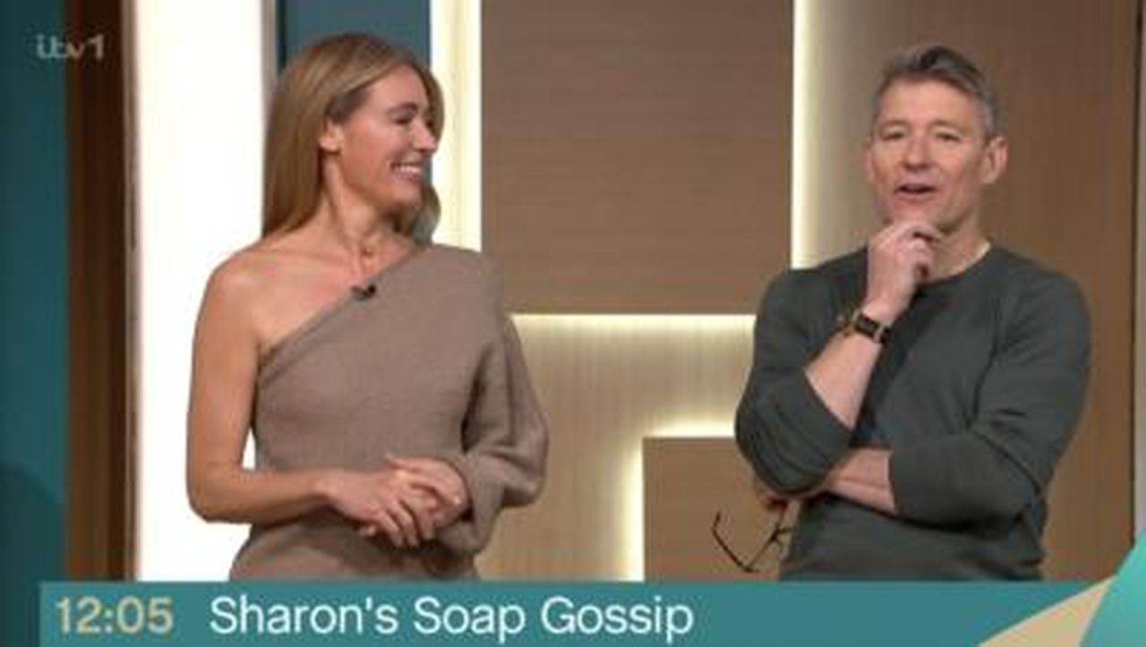 Il_guardaroba_di_Cat_attira_lattenzione_oSBYAznmxx - Confidenze24 Source: ITV - - Cat Deeley sorridente con Ben Shephard su This Morning