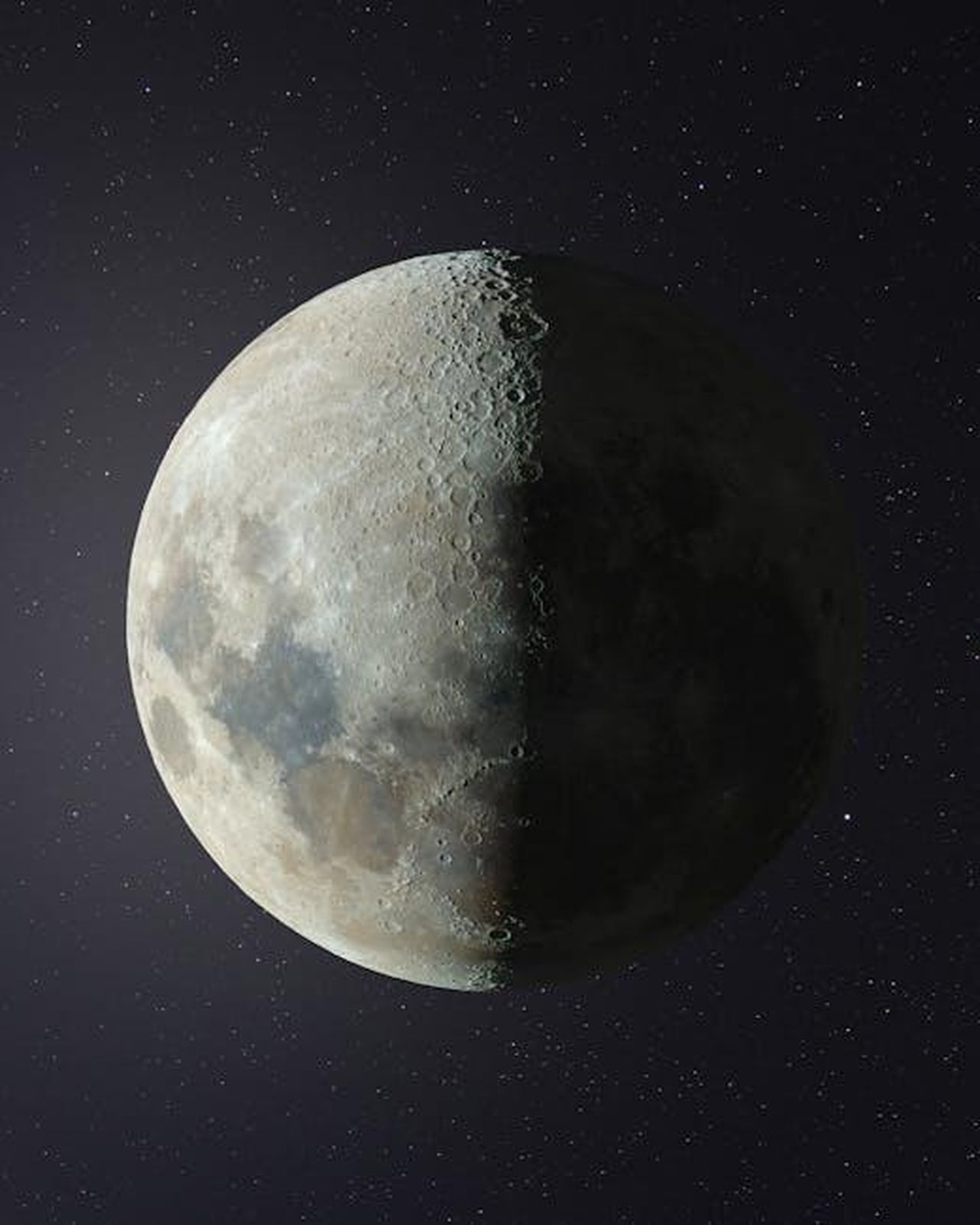 Il_lato_oscuro_di_Ben_una_relazione_complessa_yRTY374fG1 - Confidenze24 Source: Leonardo Guedes - pexels - High-resolution image of the moon's surface set against a star-filled night sky.