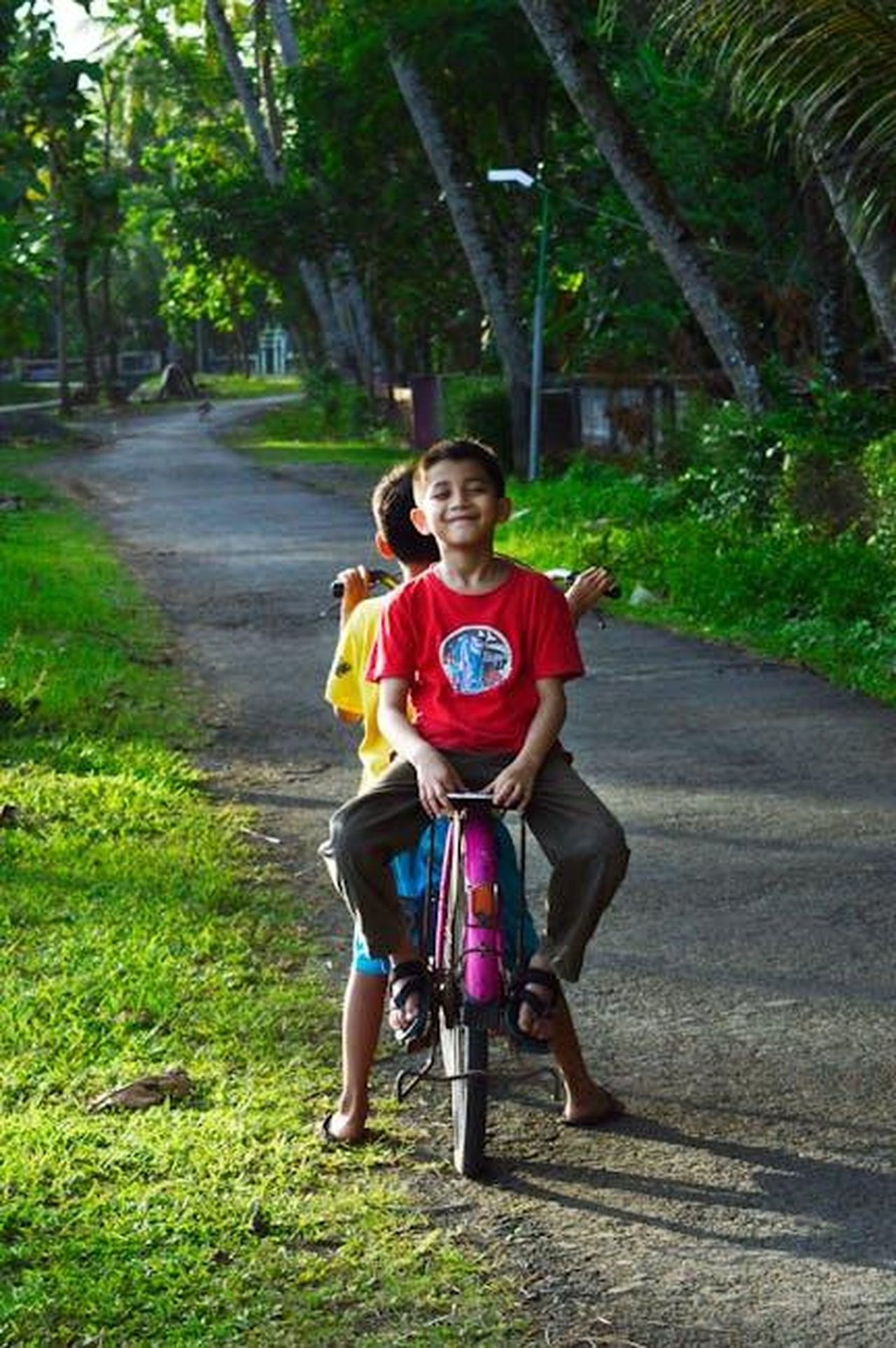 Il_legame_con_Demi_Moore_iJoXOrRVgs - Confidenze24 Source: Mas Tio - pexels - Two children enjoying a bicycle ride in lush Central Java countryside.
