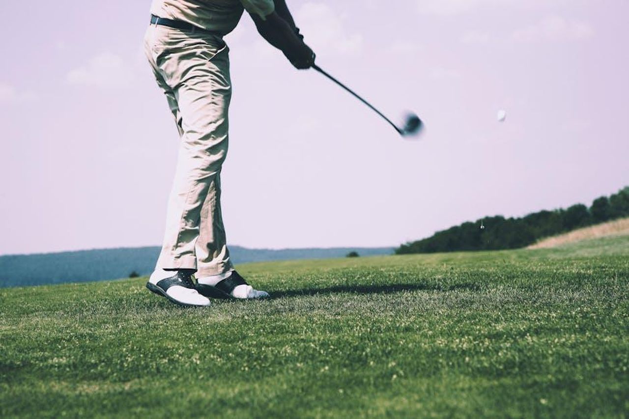 Il_legame_di_Sam_con_il_golf_e_la_scelta_del_calcio_wMLY9BRUiR - Confidenze24 Source: Markus Spiske - pexels - A golfer in mid-swing on a sunny day at the golf course, showing motion and focus.