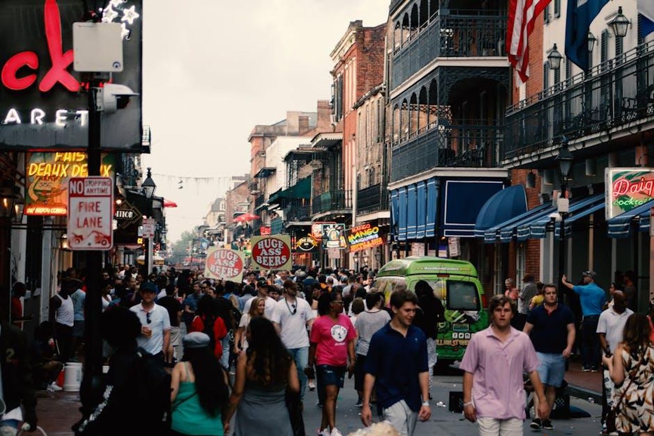 Il_legame_speciale_di_Hoda_con_New_Orleans_rHP9GcJgbo - Confidenze24 Source: Kendall Hoopes - pexels - Bustling street scene in the New Orleans French Quarter filled with tourists and local shops.