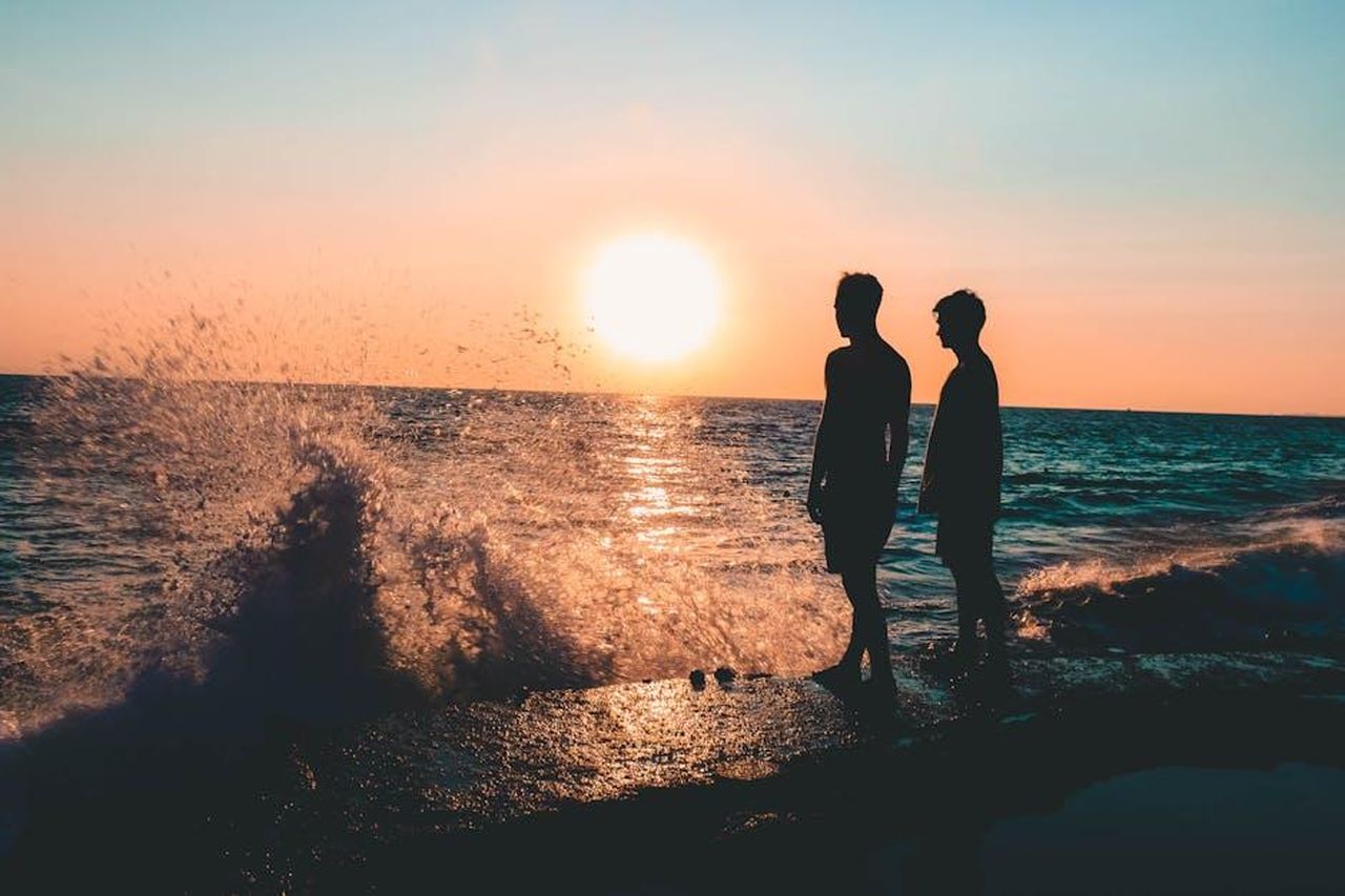 Il_legame_tra_Jessica_Capshaw_e_Sasha_Alexander_tNaOTuPxDY - Confidenze24 Source: Saeid Anvar - pexels - Two people silhouetted against a vibrant sunset at Laguna Beach, CA.