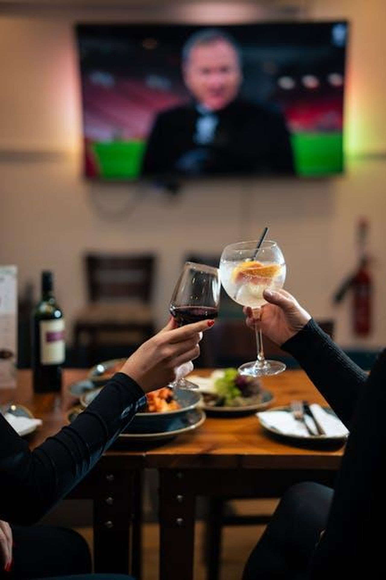 Il_legame_tra_alcol_e_sintomi_della_menopausa_dDuoXn8Sbe - Confidenze24 Source: The Castlebar - pexels -