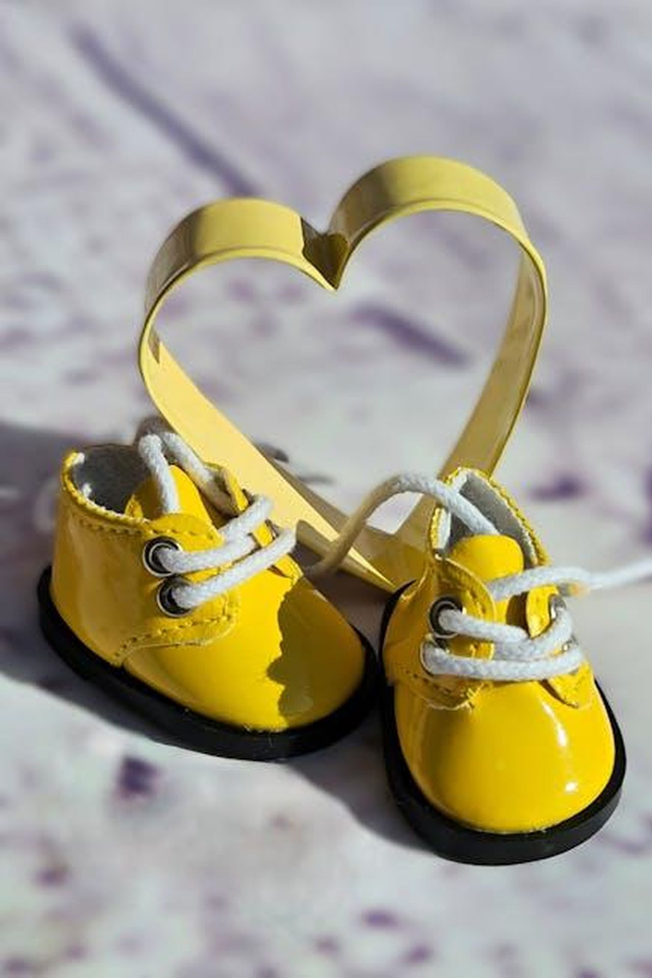 Il_look_di_Cleo_e_Freddie_YvifTuLat4 - Confidenze24 Source: Van3ssa 🕊️peace 💕 love🕊️ - pexels - yellow shoes