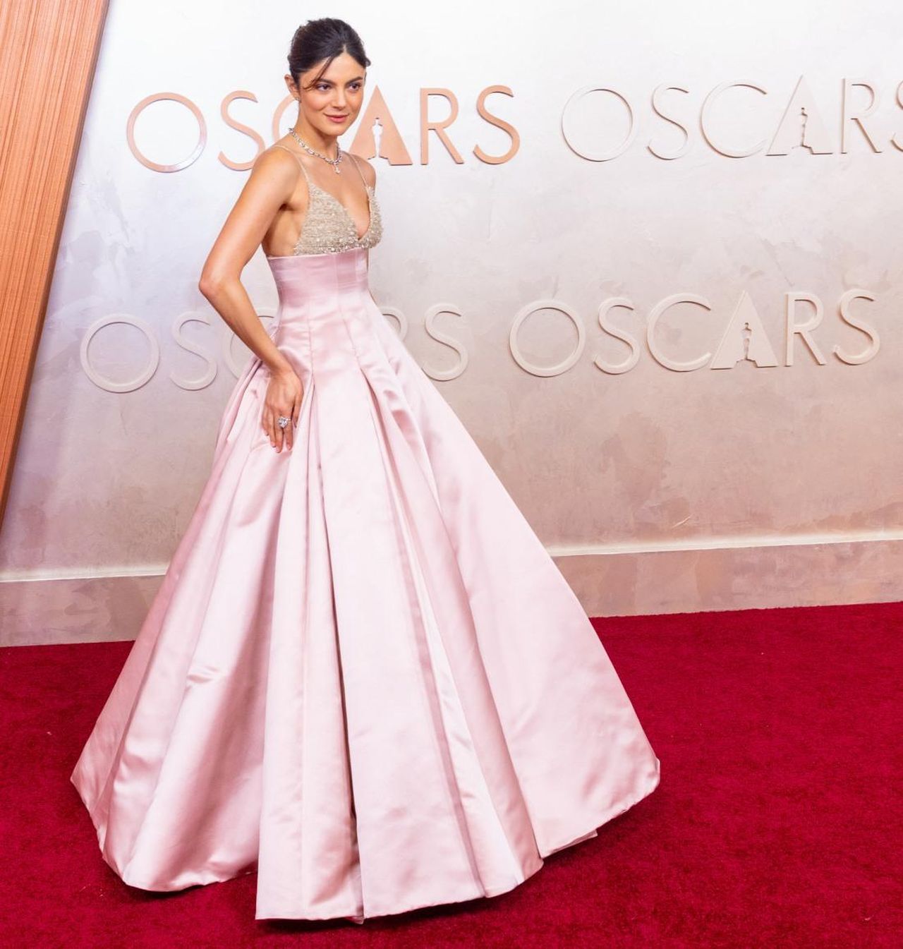 Il_look_di_Monica_Barbaro_agli_Oscar_2025_QptE5XXdzq - Confidenze24 Il look di Monica Barbaro agli Oscar 2025 Monica Barbaro in abito Dior agli Oscar 2025