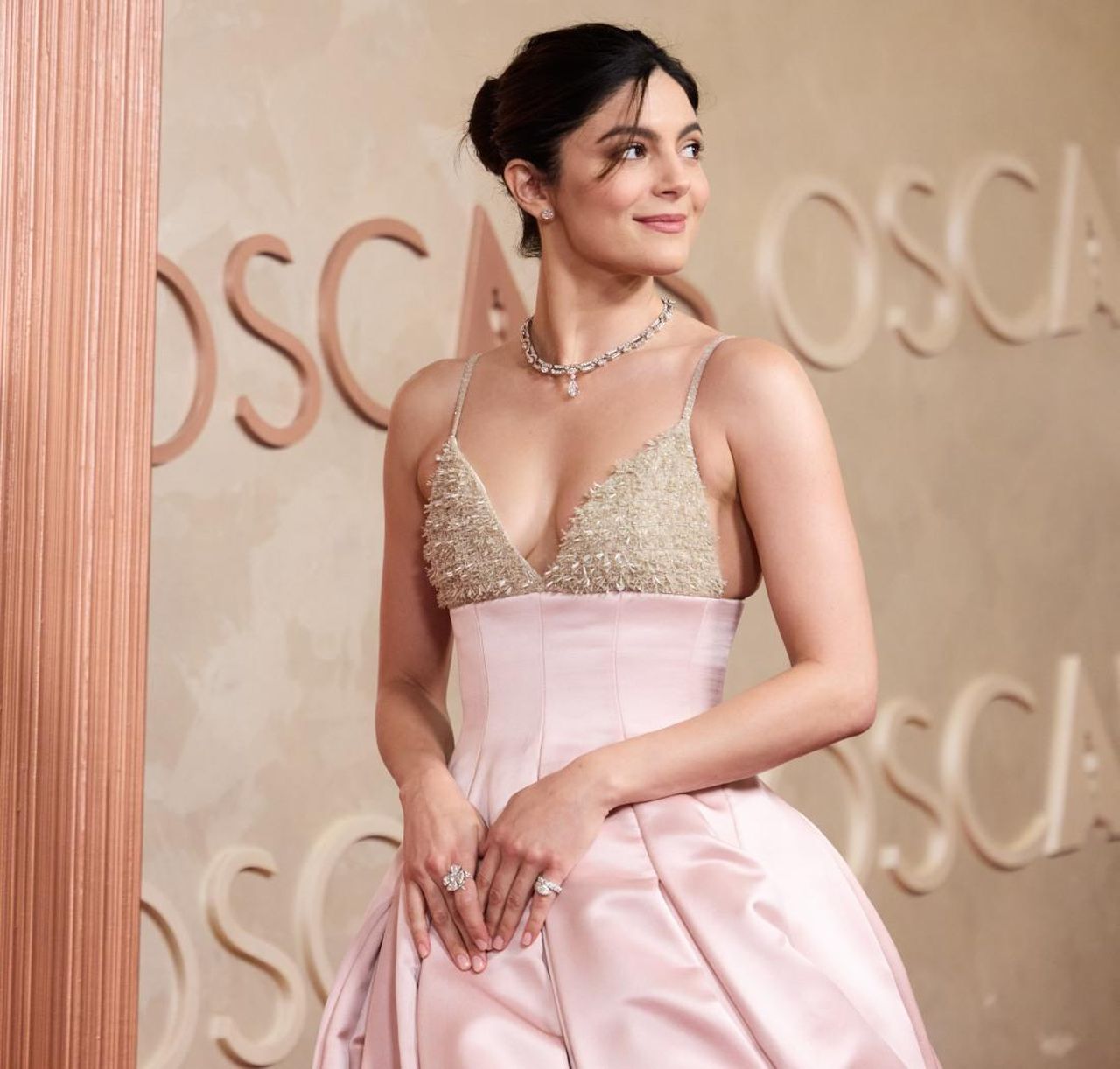 Il_look_di_Monica_Barbaro_agli_Oscar_2025_ghsMurcLr5 - Confidenze24 Il look di Monica Barbaro agli Oscar 2025 Monica Barbaro in abito Dior agli Oscar 2025