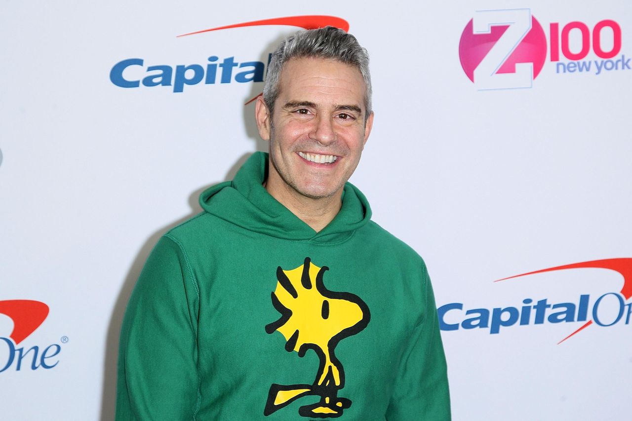 Il_maglione_personalizzato_di_Ben_DoBai06mo8 - Confidenze24 Source: Steve Mack/Everett Collection - Everett Collection - Andy Cohen al Jingle Ball 2018