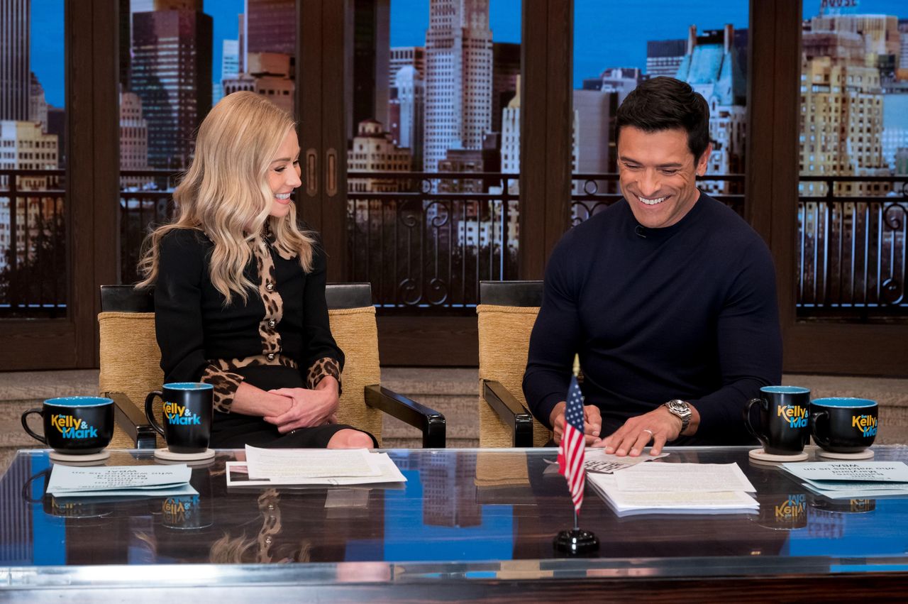 Il_malfunzionamento_del_guardaroba_di_Mark_Consuelos_TtzNoKomgG - Confidenze24 Source: Disney/Lorenzo Bevilaqua - - Mark Consuelos e Kelly Ripa durante il malfunzionamento del guardaroba