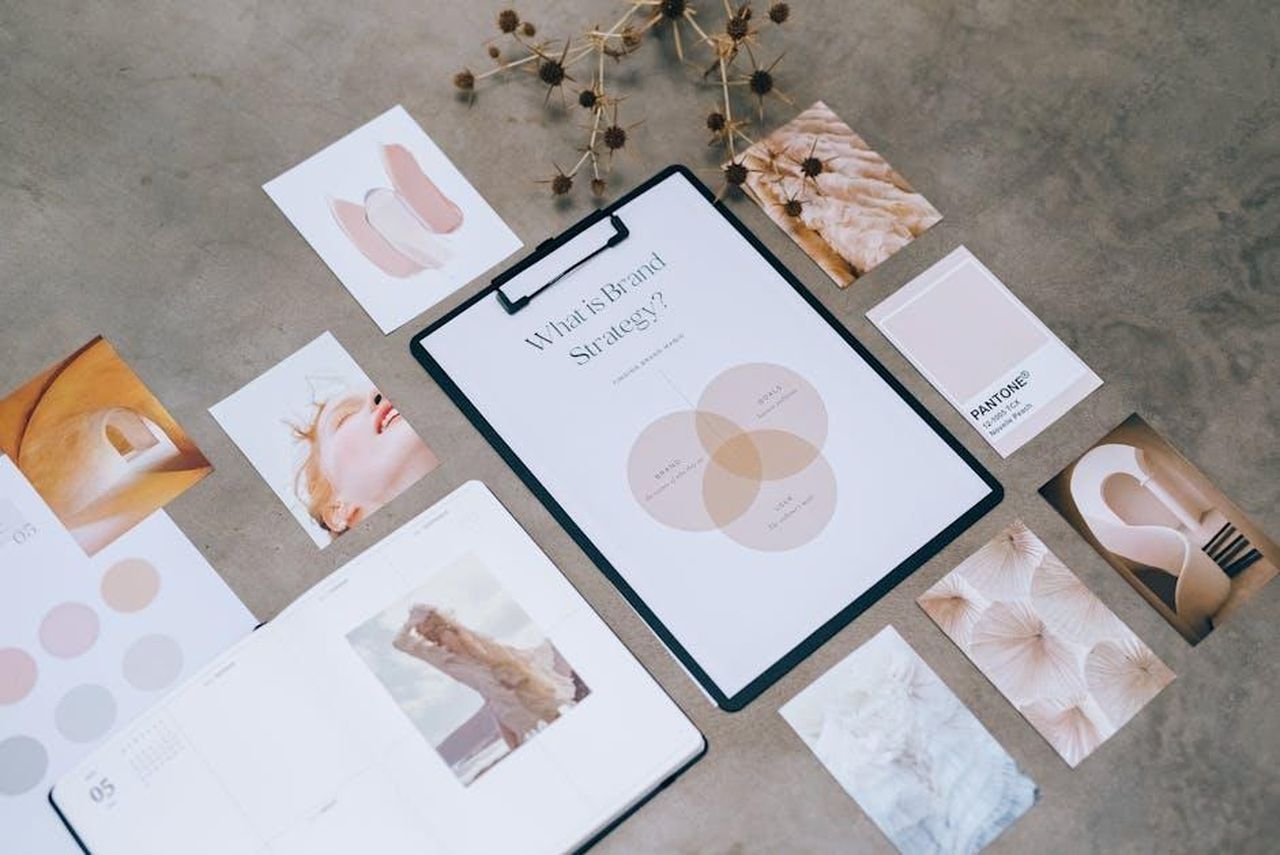 Il_marchio_GOOP_e_le_sue_responsabilit_sr1V018ol4 - Confidenze24 Source: Leeloo The First - pexels - Flat lay of a minimalist brand strategy moodboard on a concrete surface.
