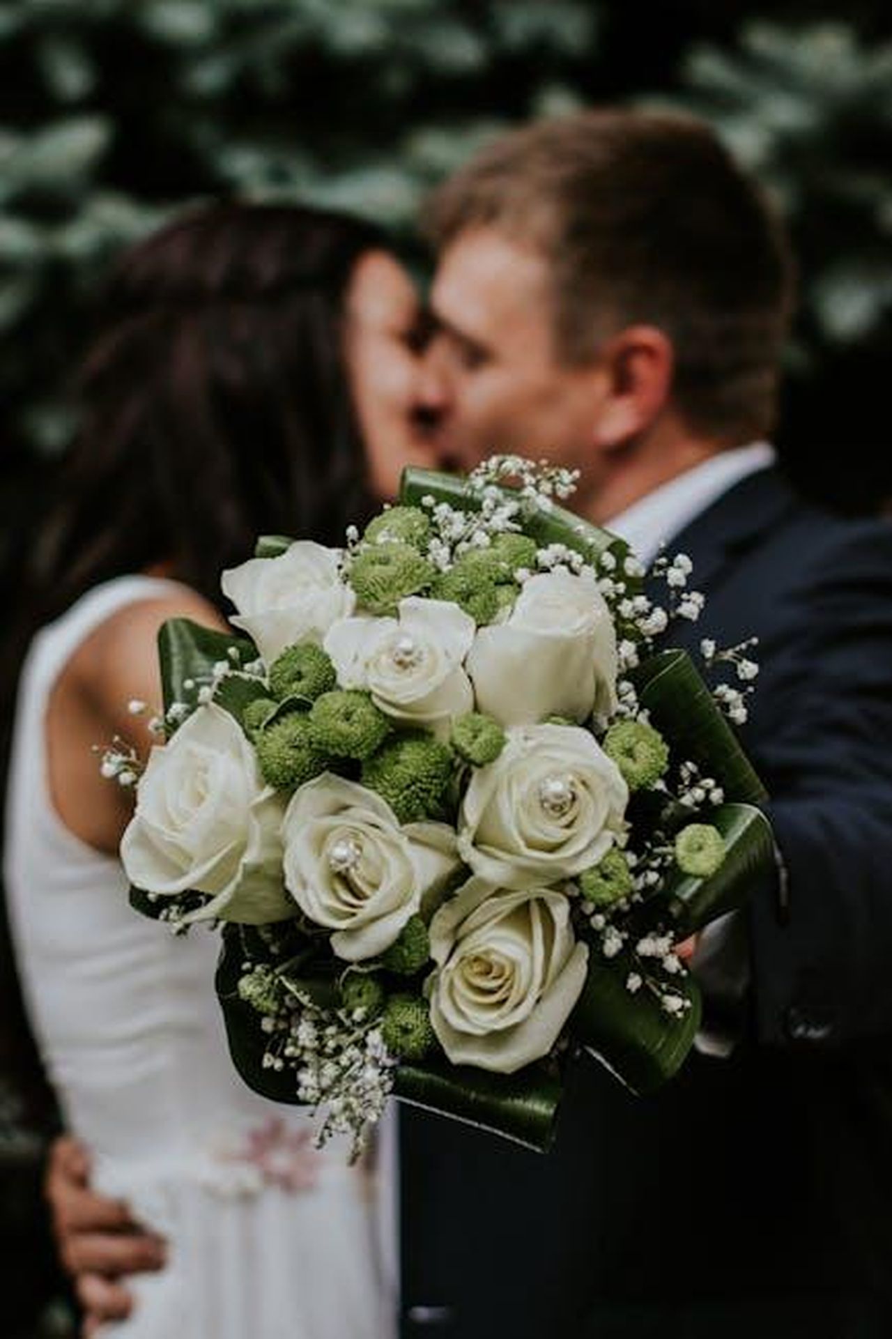 Il_matrimonio_di_Clare_Balding_con_Alice_ZD4x94Nunv - Confidenze24 Source: Rocsana Nicoleta Albu - pexels - A couple embracing with a focus on a white rose and green floral wedding bouquet.