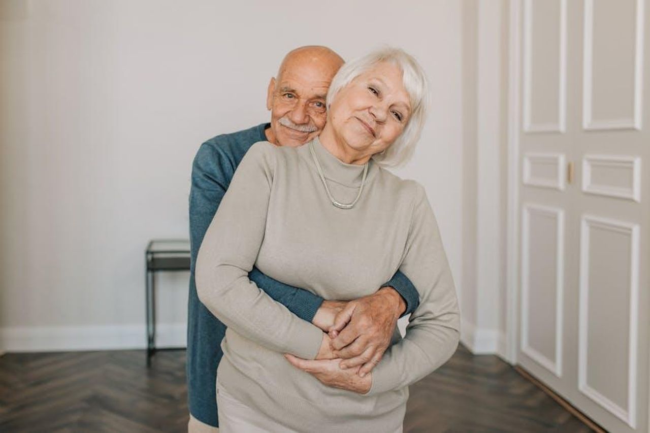 Il_matrimonio_di_Dave_e_Jordyn_22_anni_insieme_nnc6I2olYO - Confidenze24 Source: Vlada Karpovich - pexels - Heartwarming portrait of an elderly couple embracing happily indoors, showcasing love and companionship.