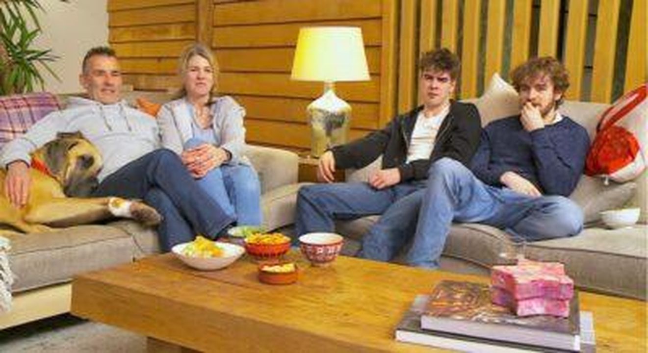 Il_membro_del_cast_di_Gogglebox_insulta_la_madre_meUNv2gLl5 - Confidenze24 Source: Channel 4 - - Gogglebox stars Sally, Michael, Jake e Harry