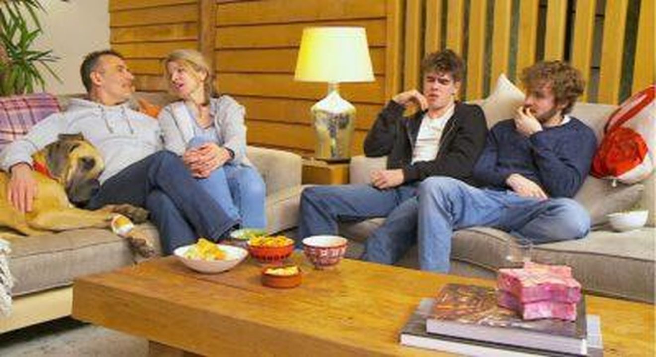 Il_membro_del_cast_di_Gogglebox_insulta_la_madre_u7A1uKB7p8 - Confidenze24 Source: Channel 4 - - Gogglebox cast: Sally e Michael con il loro figlio