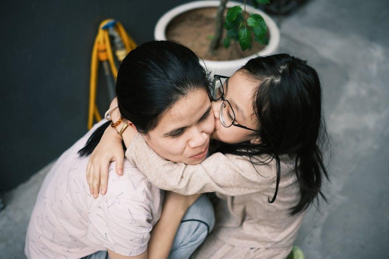 Il_messaggio_di_Bindi_per_Grace_aVJfajjtwy - Confidenze24 Source: Tuan PM - pexels - A tender moment between a mother and daughter sharing a warm embrace indoors.