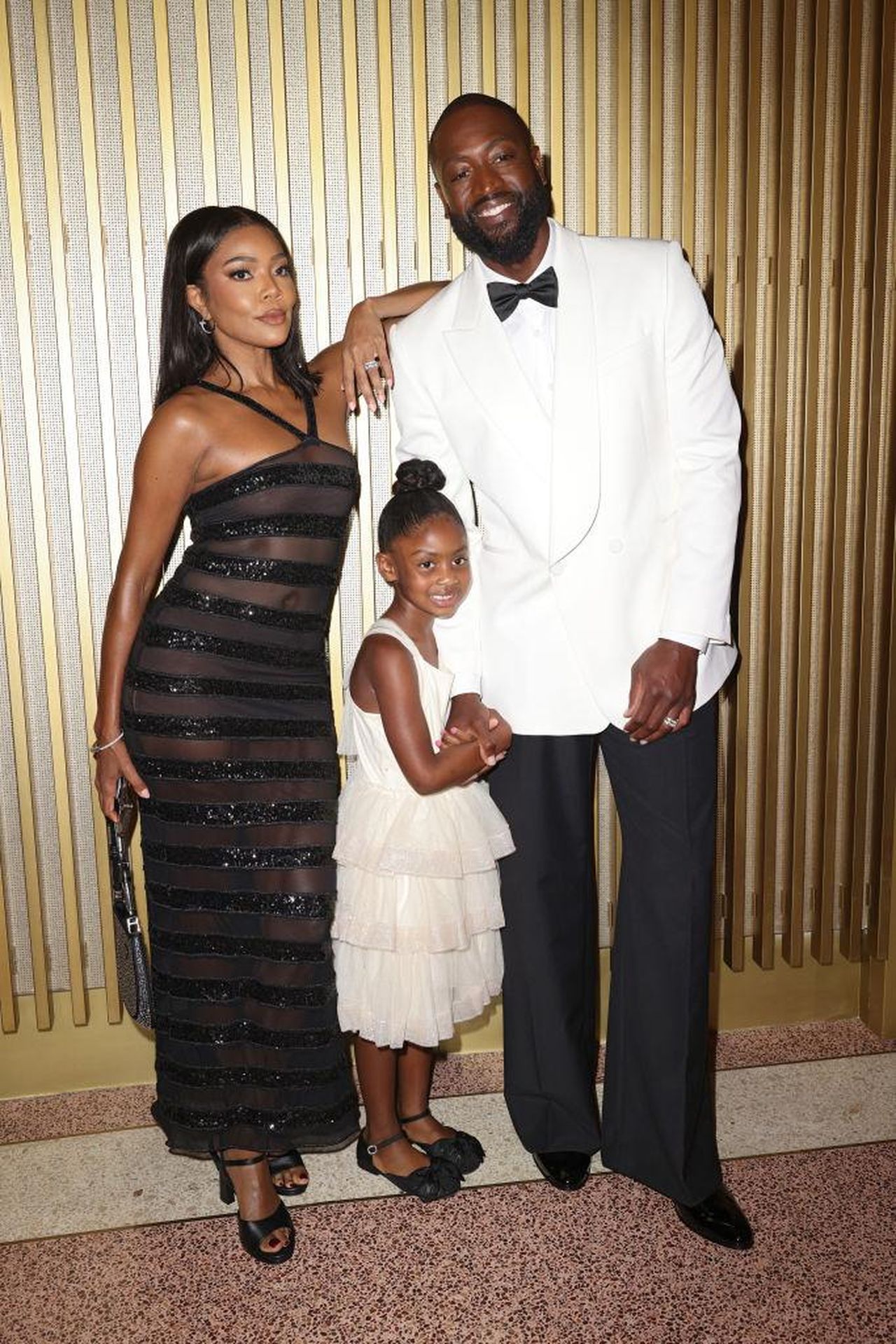 Il_messaggio_dolce_di_Kaavia_per_il_pap_OSSzfk5Nik - Confidenze24 Source: Alexander Tamargo/Getty Images for 4WRD - SheKnows - Gabrielle Union, Kaavia Wade e Dwyane Wade a Miami Beach