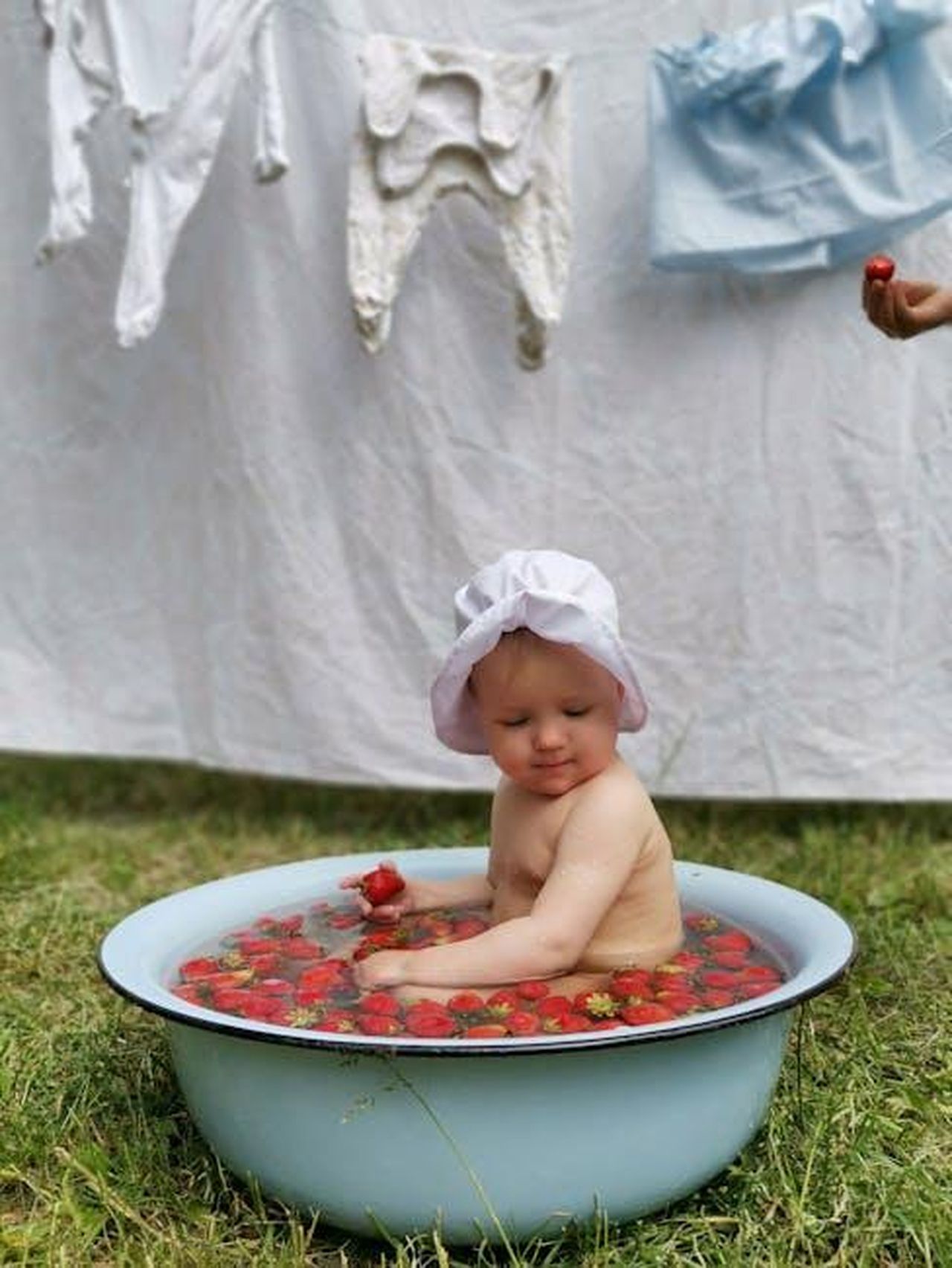 Il_messaggio_speciale_di_Dwyane_Wade_m9Iho8yYDW - Confidenze24 Source: Валерия Шкода - pexels - Cute baby sitting in a basin with strawberries, enjoying a summer bath outdoors.