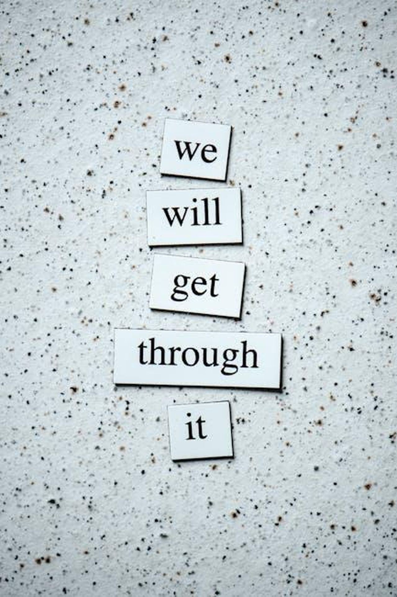 Il_mindset_di_Perch_no_CRISfZC6gG - Confidenze24 Source: Eva Bronzini - pexels - Motivational message "we will get through it" on a textured background for encouragement.