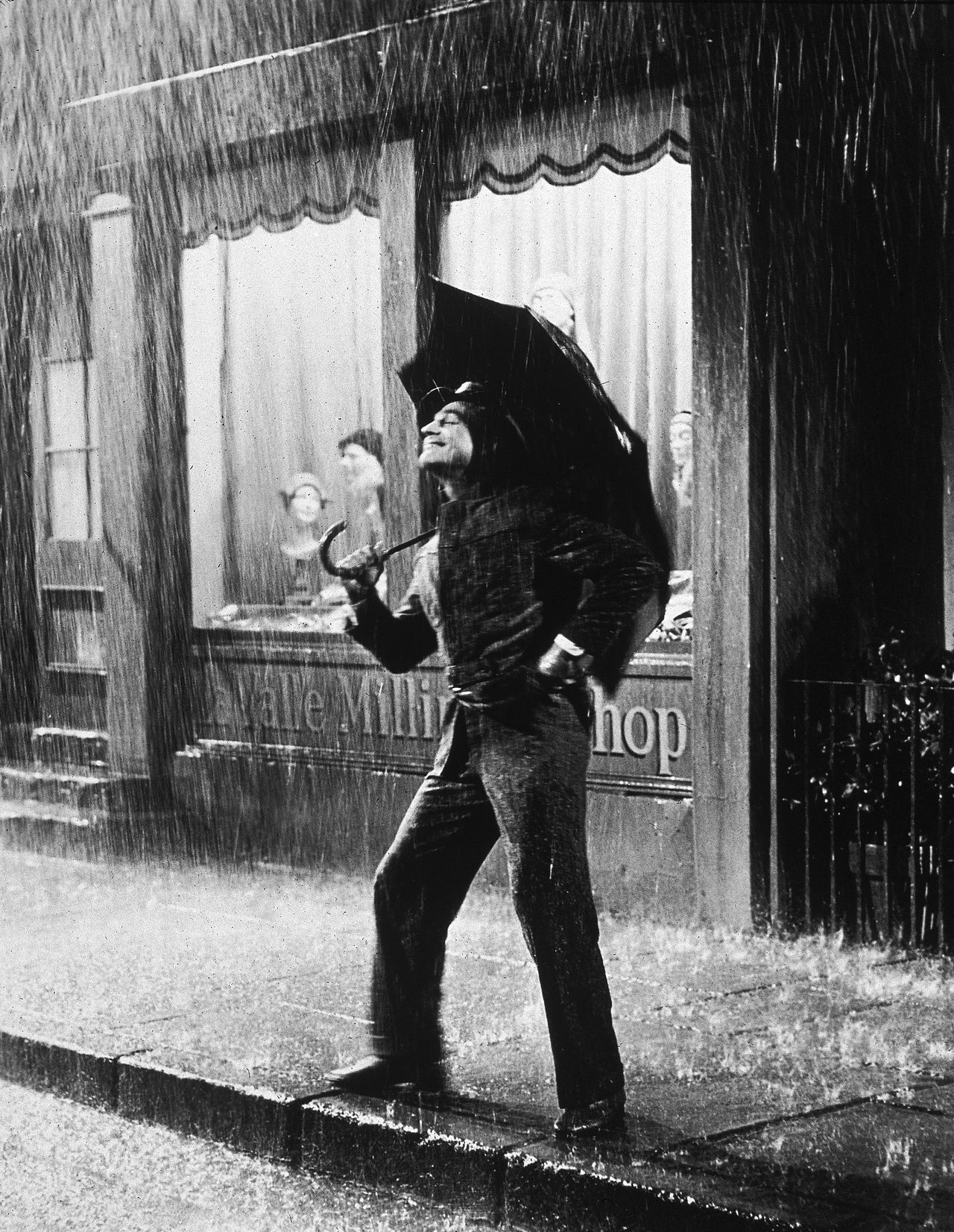 Il_mito_del_latte_nellacqua_di_Singin_in_the_Rain_mBKmmlu2VB - Confidenze24 Source: Closer Weekly - Closer Weekly - La vedova di Gene Kelly smentisce il mito su 'Singin' in the Rain'