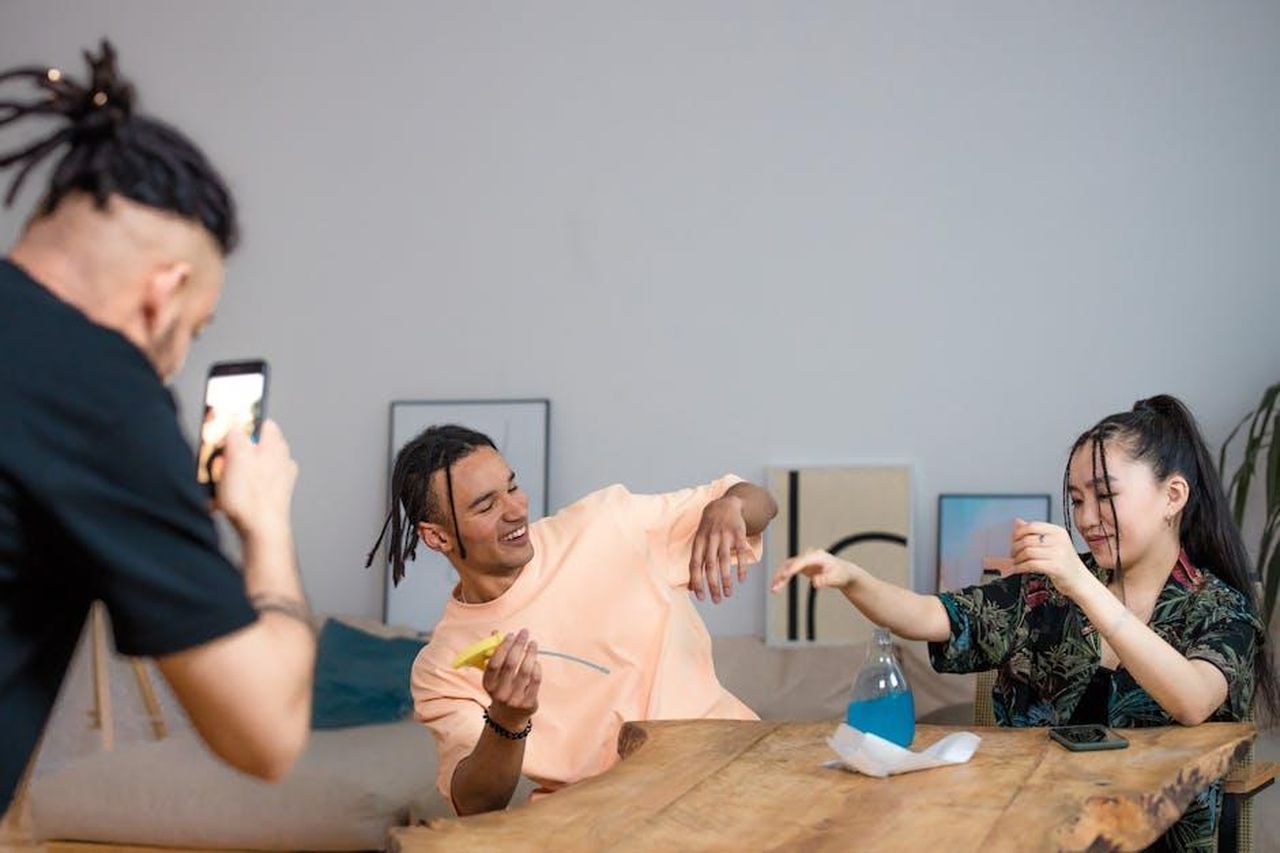 Il_momento_imbarazzante_di_Jason_Isaacs_in_The_White_Lotus_ZEduCgzulB - Confidenze24 Source: Ron Lach - pexels - People enjoying a casual home gathering, sharing laughs and drinks around a table.