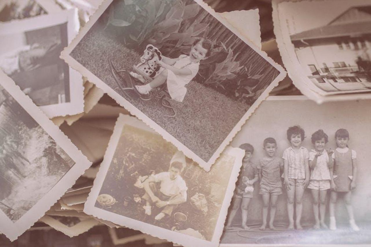 Il_mondo__davvero_in_lutto_senza_di_lui_yM2nL2rYhU - Confidenze24 Source: Rodolfo Clix - pexels - Collection of vintage family photographs evoking nostalgia and memories.