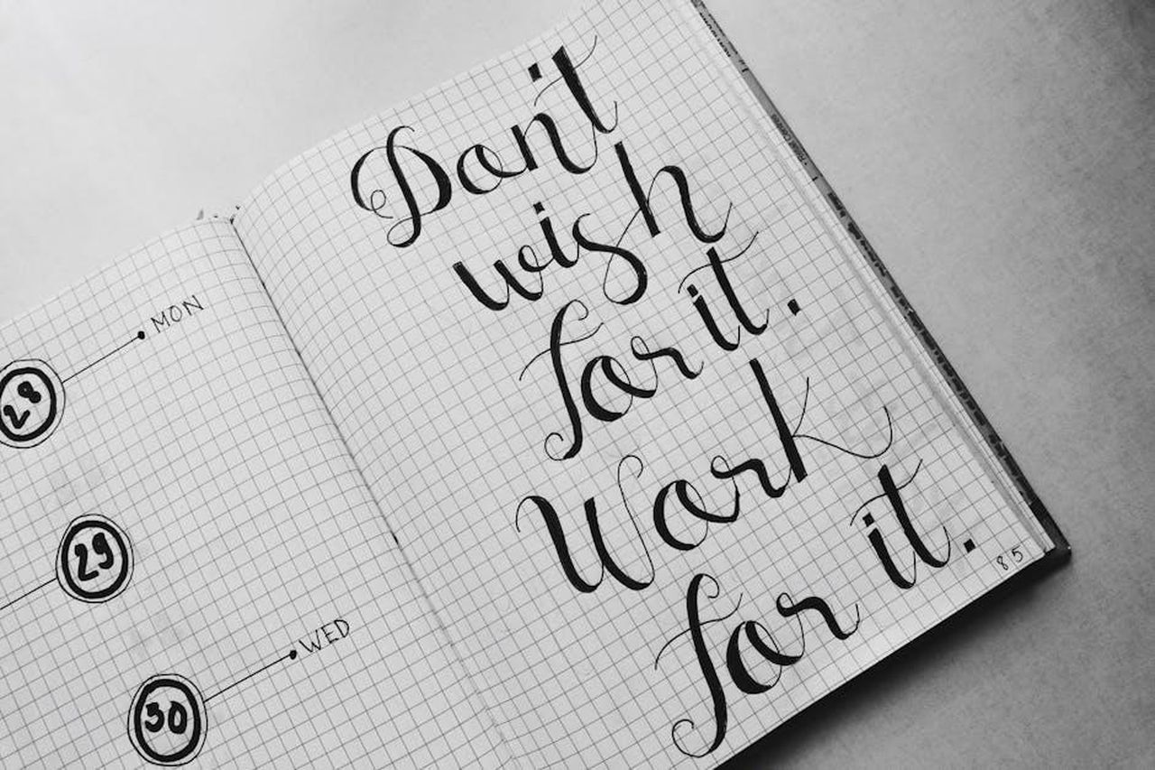 Il_movente_dietro_lomicidio_NJtuHplovb - Confidenze24 Source: Bich Tran - pexels - Close-up of motivational calligraphy on grid paper, inspiring message for productivity.