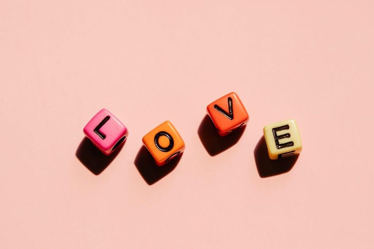 Il_nuovo_approccio_di_Alba_nei_confronti_delle_relazioni_HtrEWG6xxs - Confidenze24 Source: Michelle Leman - pexels - Bright colorful cubes spelling 'LOVE' on a pink background, perfect for Valentine's Day themes.