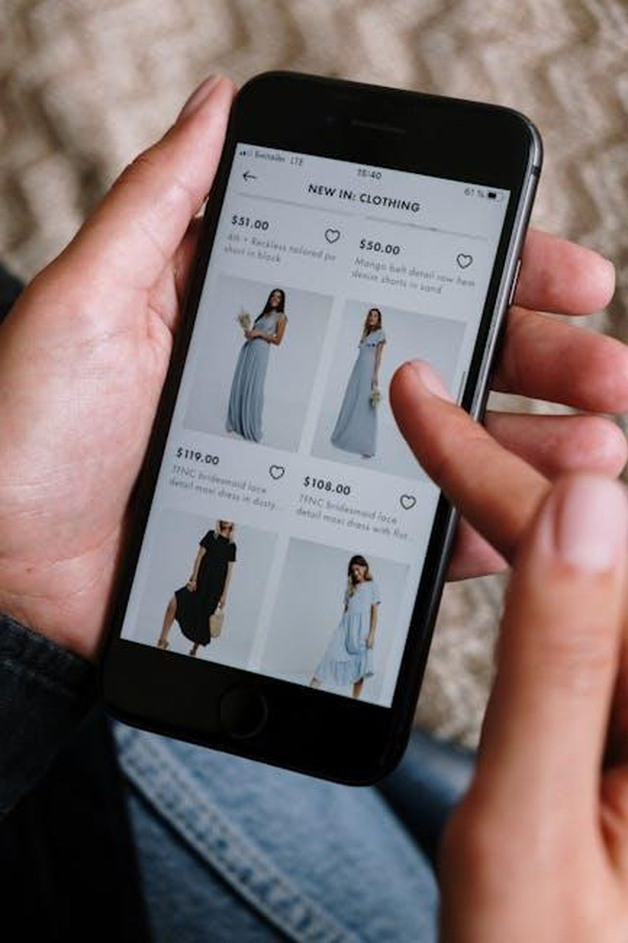 Il_nuovo_approccio_di_Gellar_alla_moda_Gu8b4lda3I - Confidenze24 Source: cottonbro studio - pexels - A person browsing clothing options on a smartphone for online shopping.