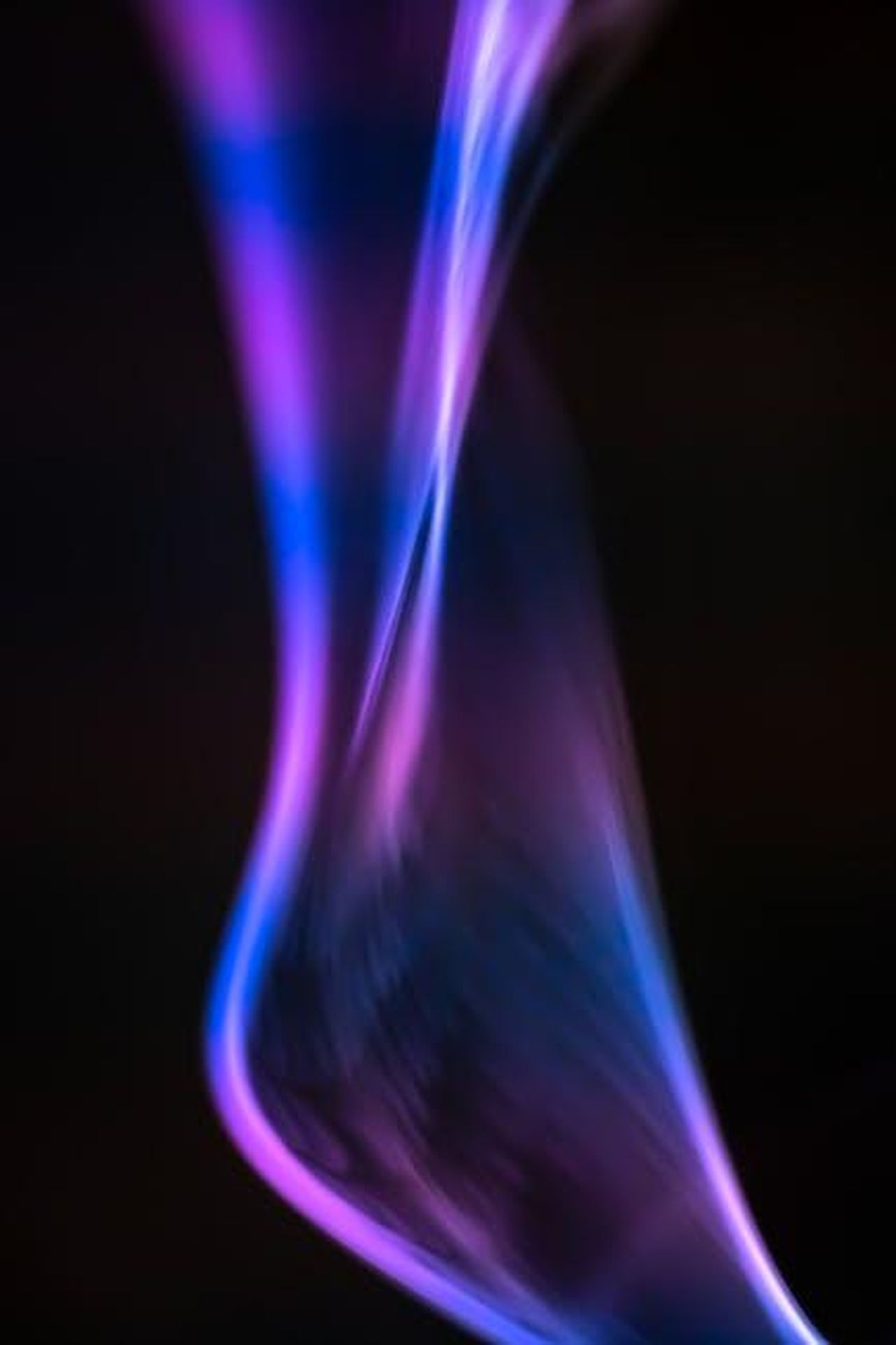 Il_nuovo_brano_di_Kanye_con_North_West_GeXwzVqtlx - Confidenze24 Source: Marek Piwnicki - pexels - Ethereal abstract image of smoke in vibrant purple and blue hues, creating a mystical atmosphere.
