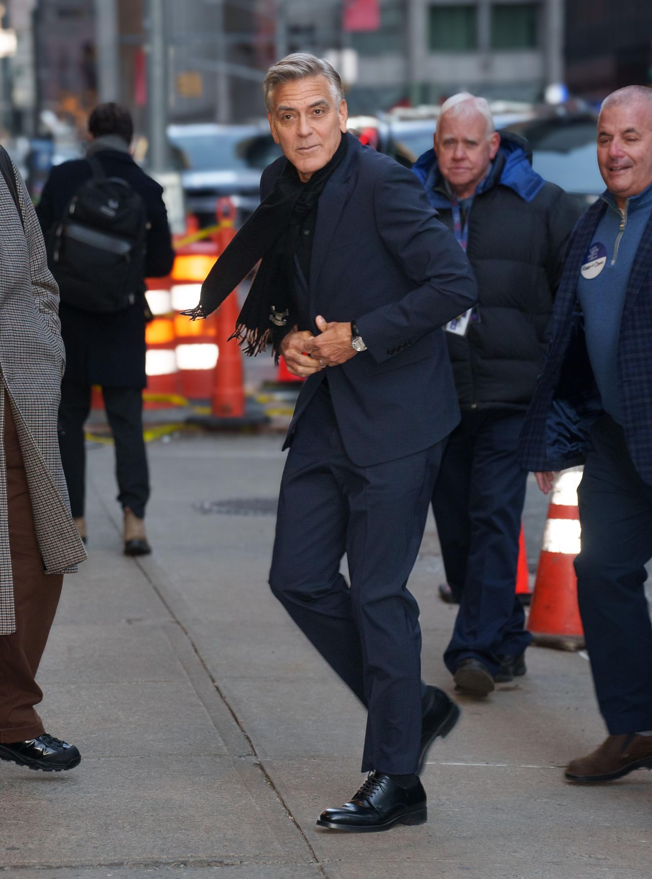 Il_nuovo_look_di_George_Clooney_capelli_scuri_e_stile_casual_8YT31SdBRt - Confidenze24 Source: Closer Weekly - Closer Weekly - George Clooney appare irriconoscibile con i capelli tinti