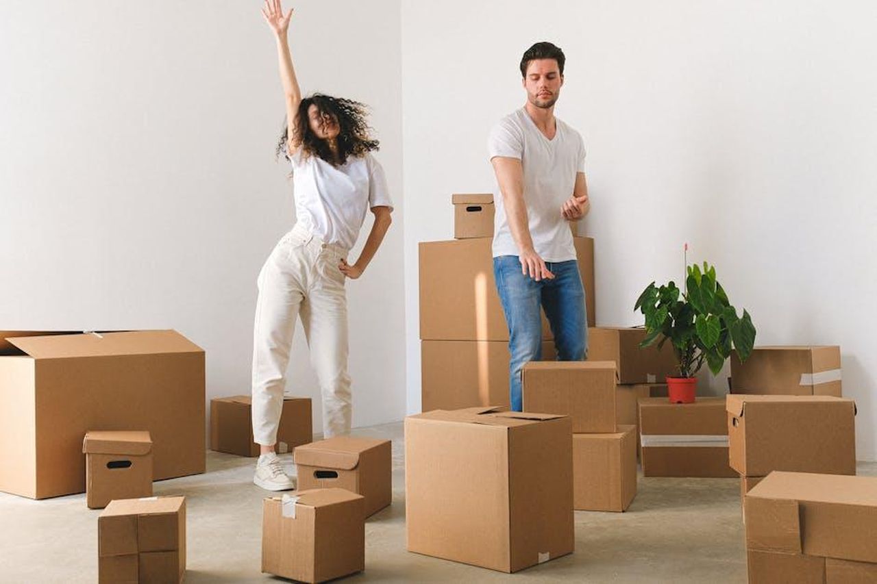 Il_nuovo_partner_di_Sarah_Greene_U1gIE9LYFz - Confidenze24 Source: SHVETS production - pexels - Young couple joyfully unpacking boxes in their new home.