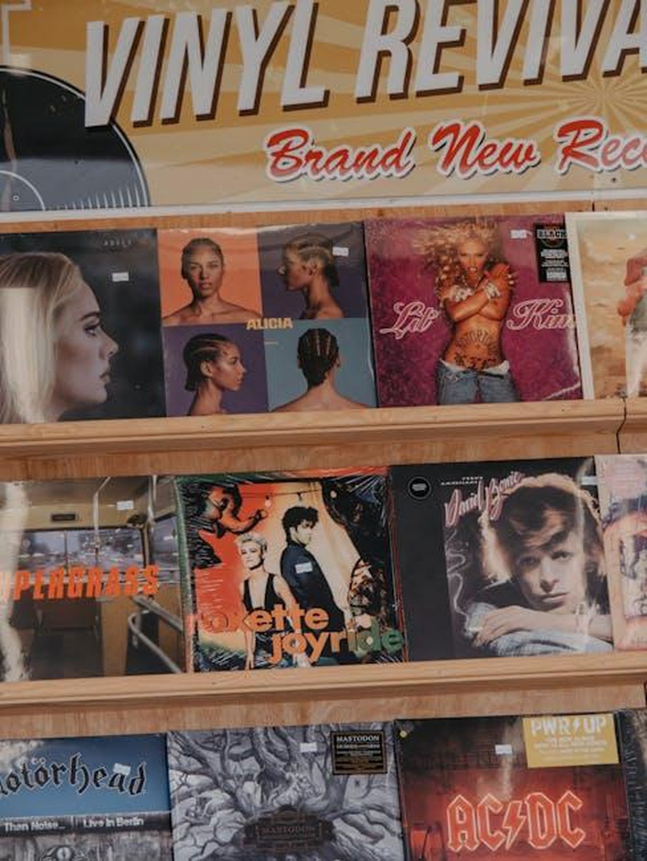Il_nuovo_singolo_di_Dolly_Parton_in_memoria_del_marito_67uhhpGR0F - Confidenze24 Source: Lisa from Pexels - pexels - Close-up view of retro vinyl records on display. Perfect for music lovers and collectors.