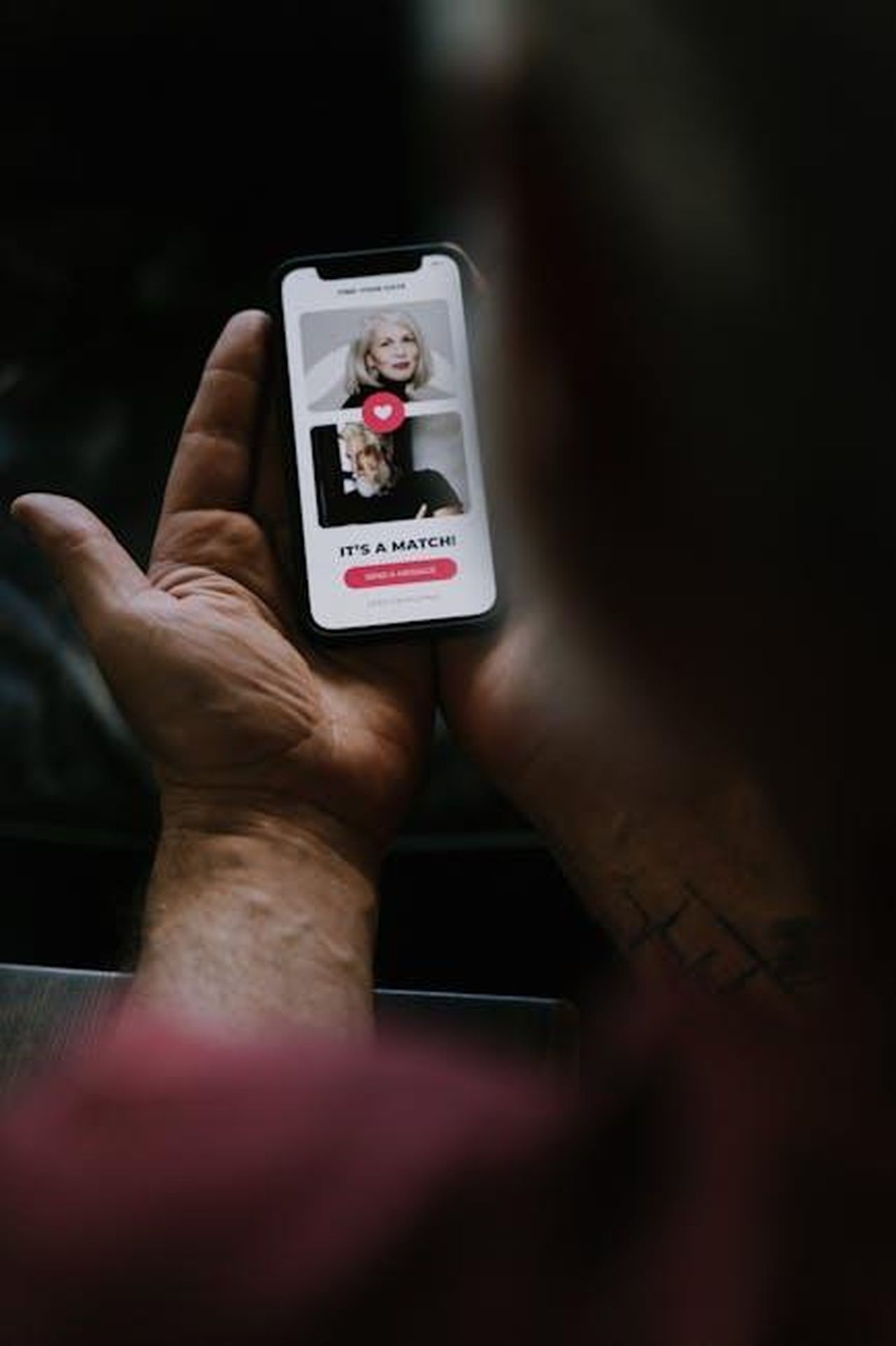Il_nuovo_uomo_di_Abby_gYLe5PbbqQ - Confidenze24 Source: cottonbro studio - pexels - Close-up of hands holding a smartphone showing an online dating match.