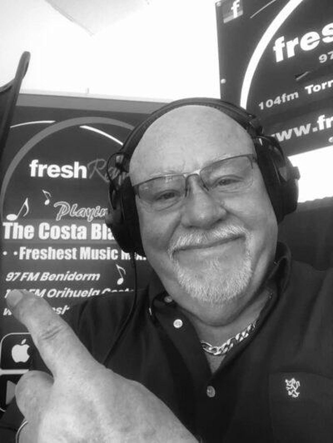 Il_padre_di_Danny_Jones_lascia_il_programma_radio_DBuMB8CGym - Confidenze24 Source: Facebook - - Alan Jones che presenta Fresh Radio