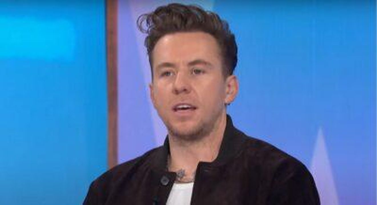 Il_padre_di_Danny_Jones_lascia_il_programma_radio_ZIWdirxot1 - Confidenze24 Source: ITV - - Il cantante è coinvolto in uno scandalo