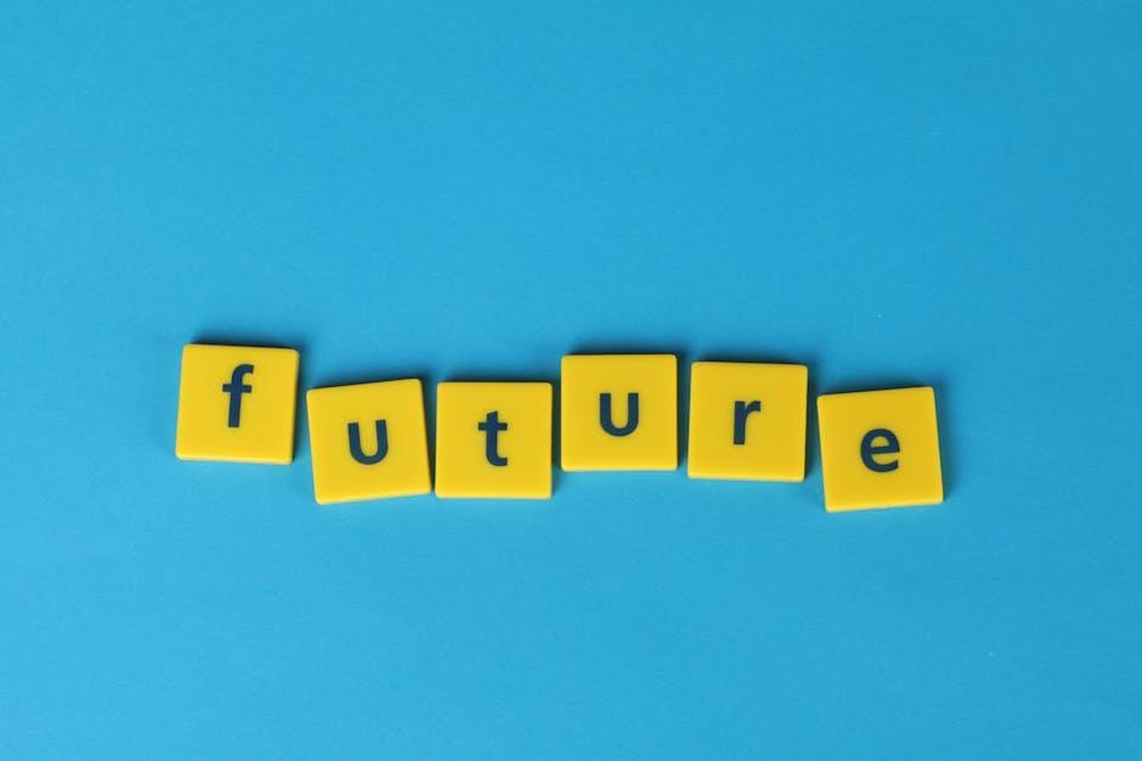 Il_palinsesto_CBS__cambiato_un_po_TgmVppDg3i - Confidenze24 Source: Ann H - pexels - Yellow letter tiles spelling 'future' on a blue background, emphasizing creativity and optimism.