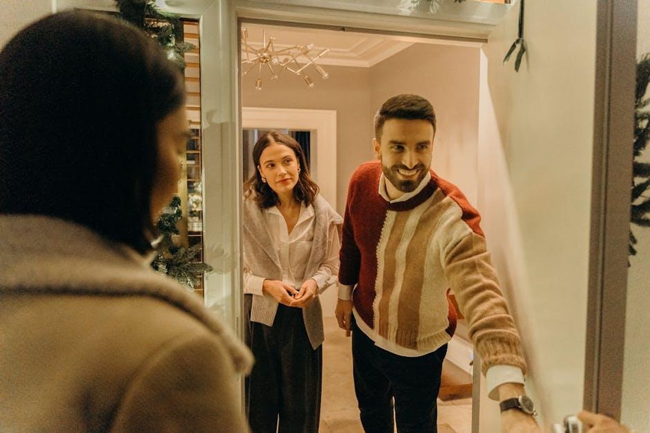 Il_passato_complicato_di_Affleck_con_Garner_e_Lopez_ceQeUrF1H3 - Confidenze24 Source: cottonbro studio - pexels - A couple greeting a guest at their doorway, capturing the warmth of a home during the holiday season.