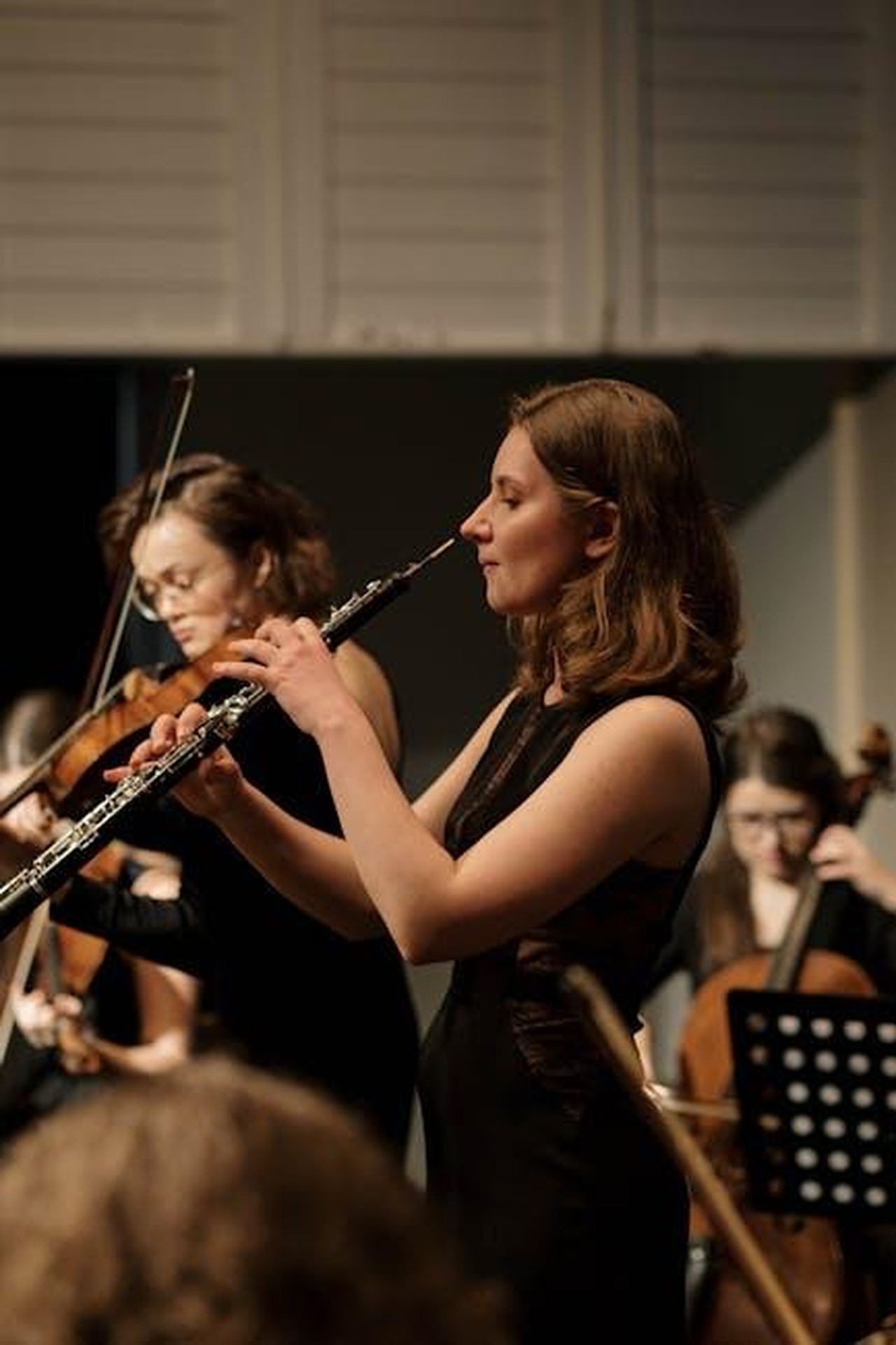 Il_passato_di_Dawn_con_gli_En_Vogue_e_le_sue_sfide_1fqGjrylSa - Confidenze24 Source: cottonbro studio - pexels - A group of female musicians playing classical instruments during a live performance.