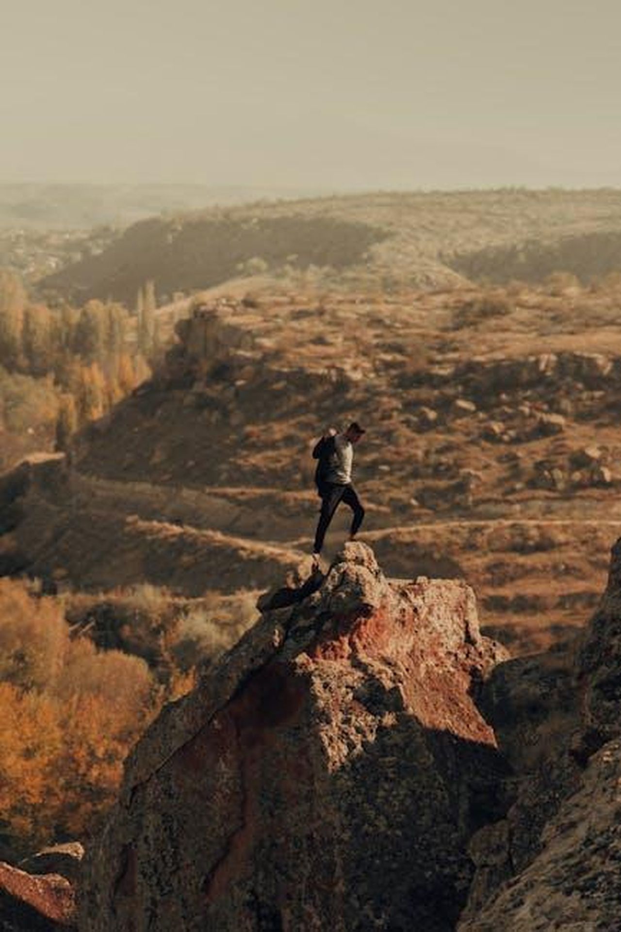 Il_passato_di_Jennifer_Lopez_e_Ben_Affleck_MQGB8RNrjU - Confidenze24 Source: RIDVAN AYRIK - pexels - A hiker conquers rough terrain in İncesu, Kayseri, showcasing adventure and nature.