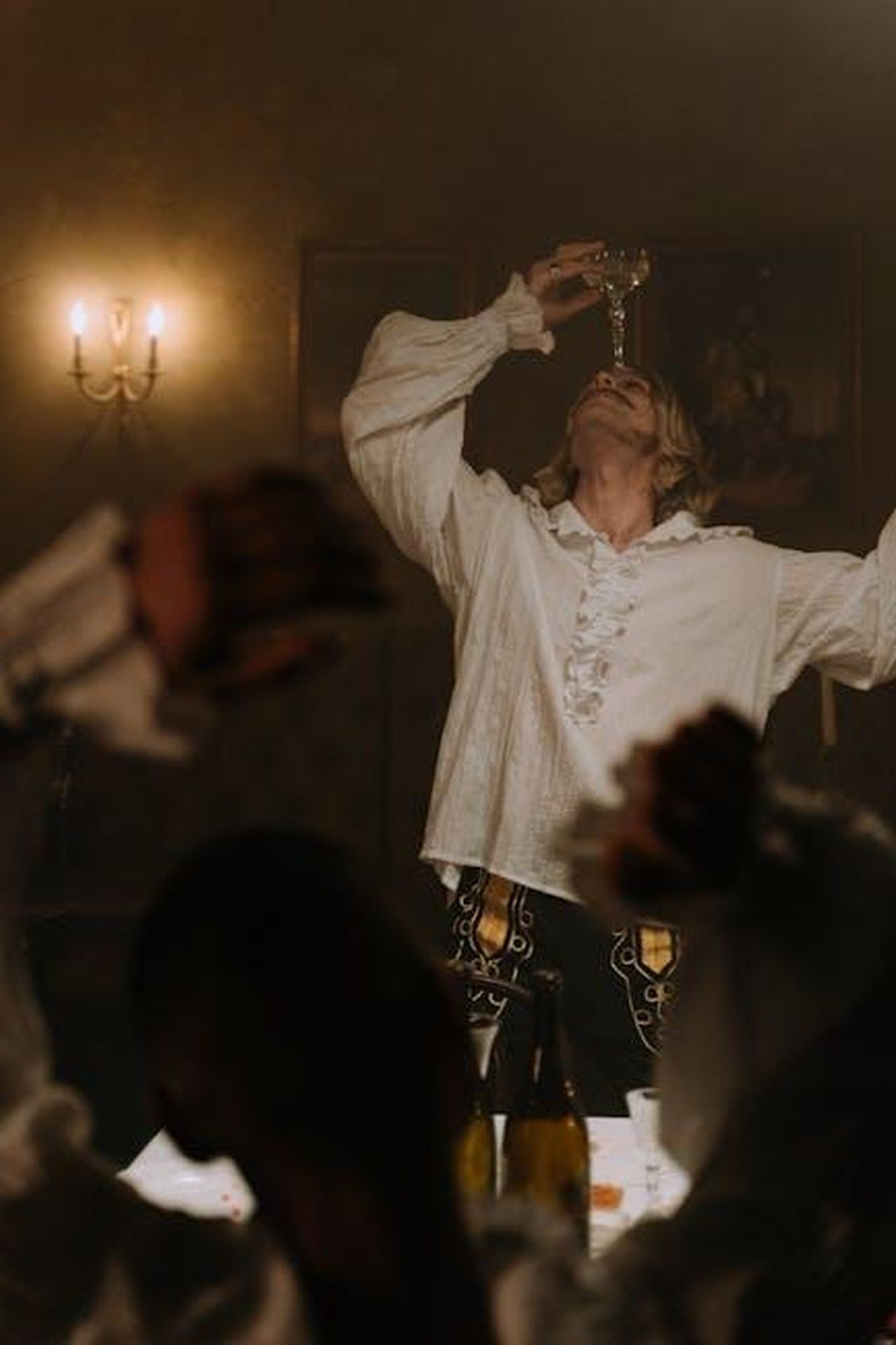 Il_passato_di_Meryl_Streep_e_Martin_Short_bf58x1rh5a - Confidenze24 Source: cottonbro studio - pexels - A lively reenactment scene with vintage costumes and dramatic gestures during a themed party.