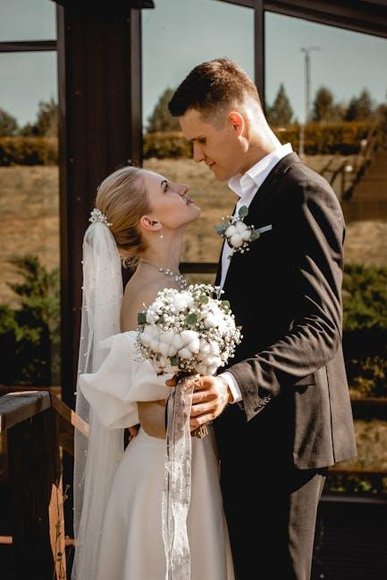 Il_passato_di_Natalie_Portman_e_Benjamin_Millepied_k7J0bjcBgf - Confidenze24 Source: Владимир Высоцкий - pexels - A romantic outdoor portrait of a newlywed couple sharing a tender moment on their wedding day.