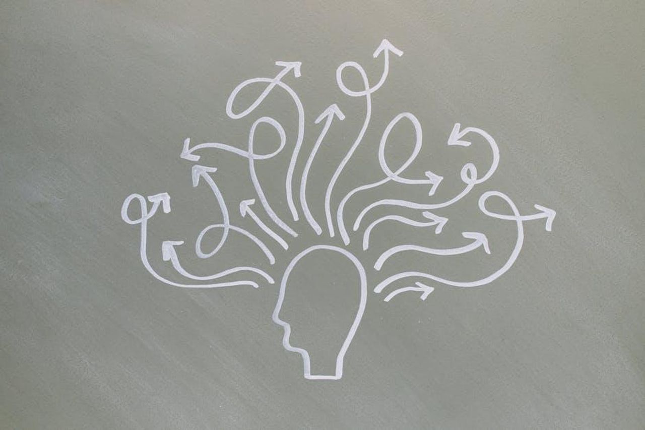 Il_passato_di_Robinson_e_la_sua_nuova_vita_pScaCSy12C - Confidenze24 Source: Tara Winstead - pexels - Conceptual chalk drawing illustrating mental health challenges with arrows representing thoughts.