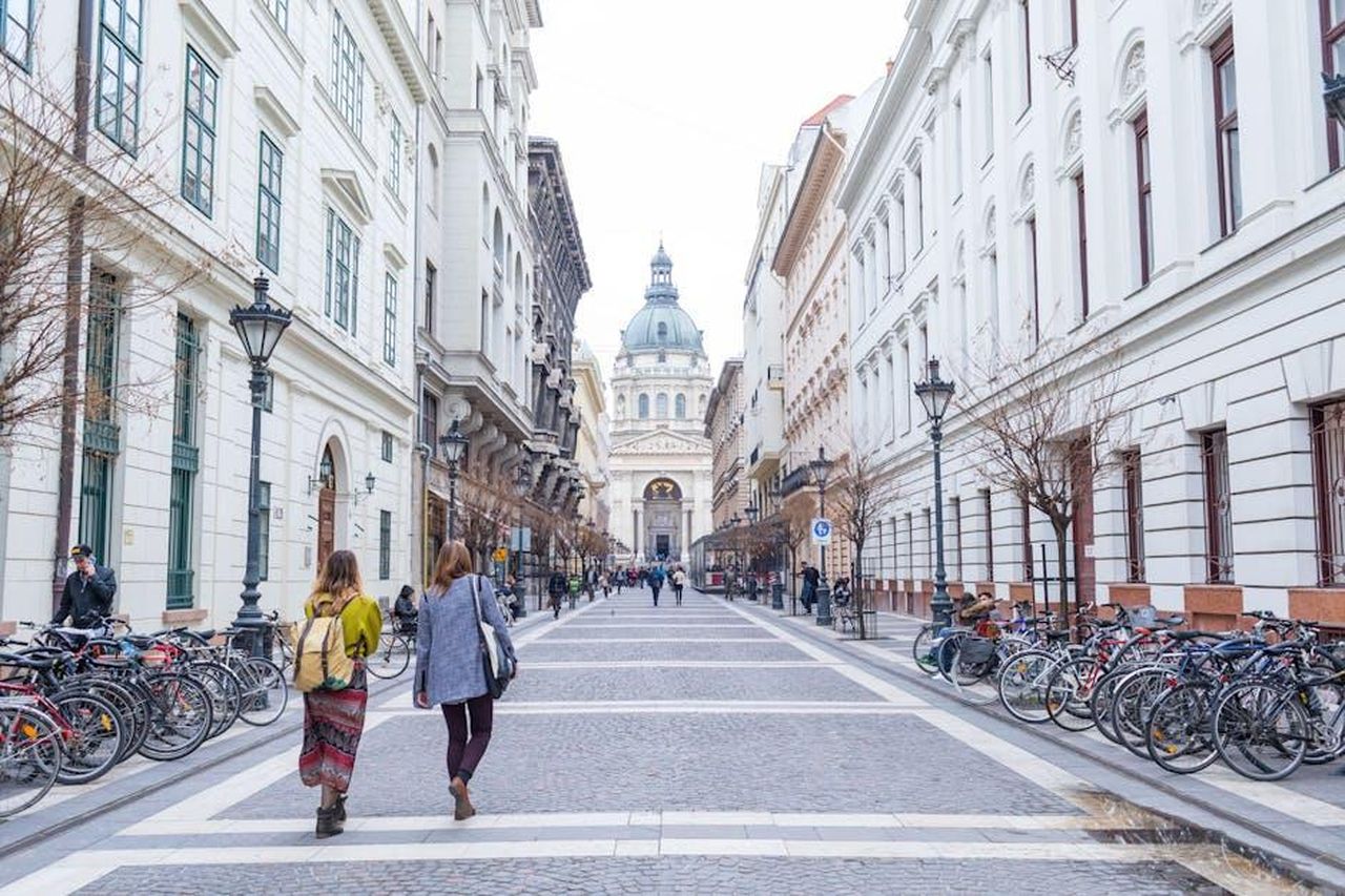 Il_passato_recente_di_Stephen_Mulhern_h5Gf99gFuj - Confidenze24 Source: Collab Media - pexels - Pedestrian street leading to St. Stephen's Basilica in Budapest, featuring urban architecture.