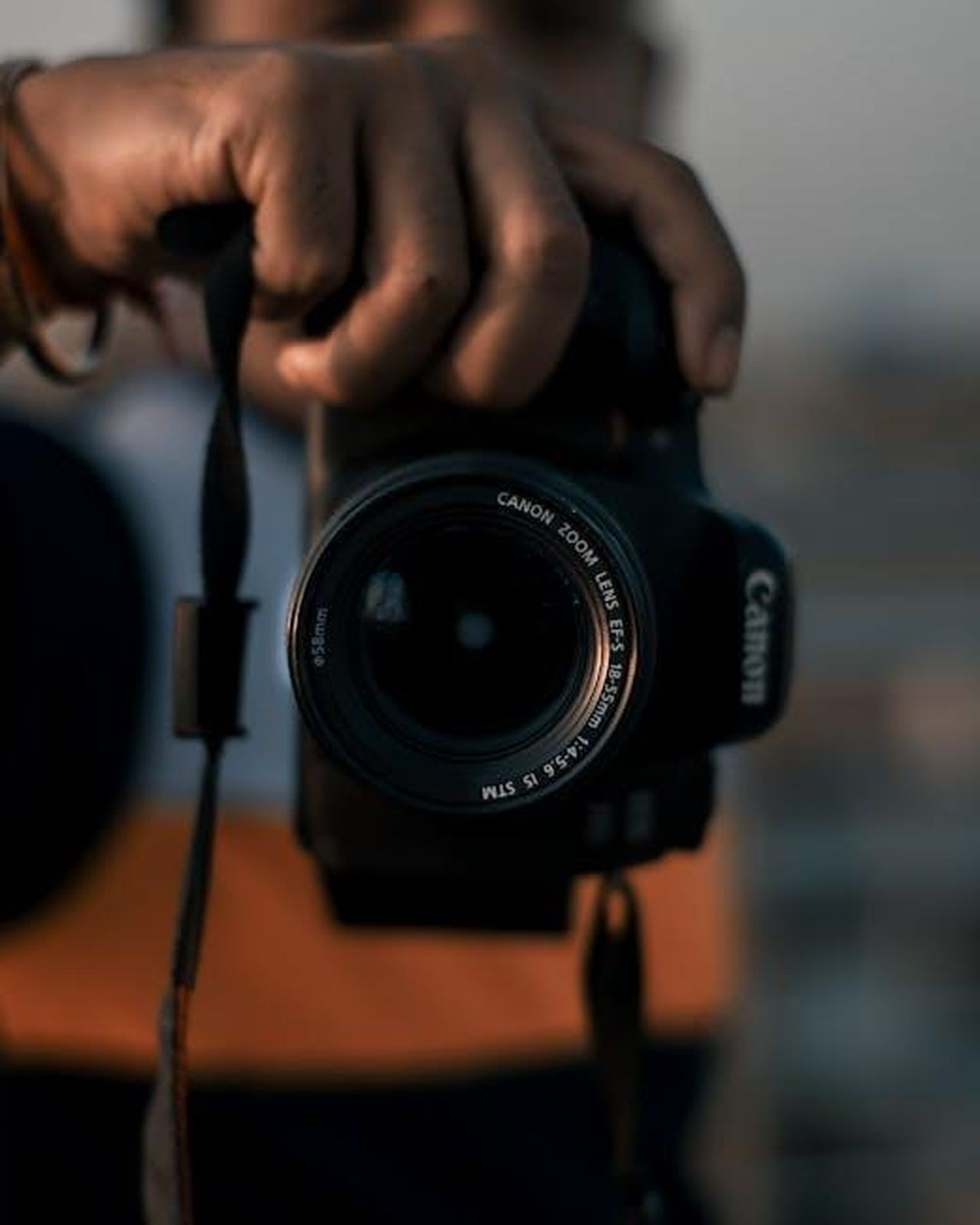 Il_percorso_di_Griffin_Dunne_nel_mondo_del_cinema_LPwFSOFh0E - Confidenze24 Source: Lensmagicians - pexels - Close-up image of a person holding a DSLR camera outdoors in a casual setting.
