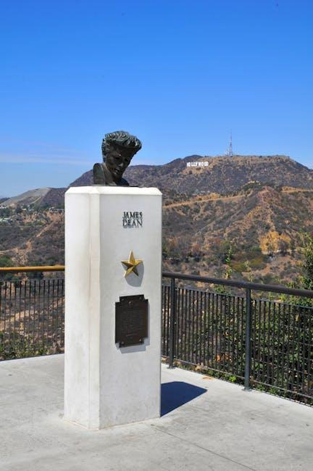 Il_percorso_di_Robert_Pine_nel_mondo_dello_spettacolo_4Lk8PoygMV - Confidenze24 Source: Stephane LEGRAND - pexels - James Dean monument with the Hollywood Sign in the background, Los Angeles.