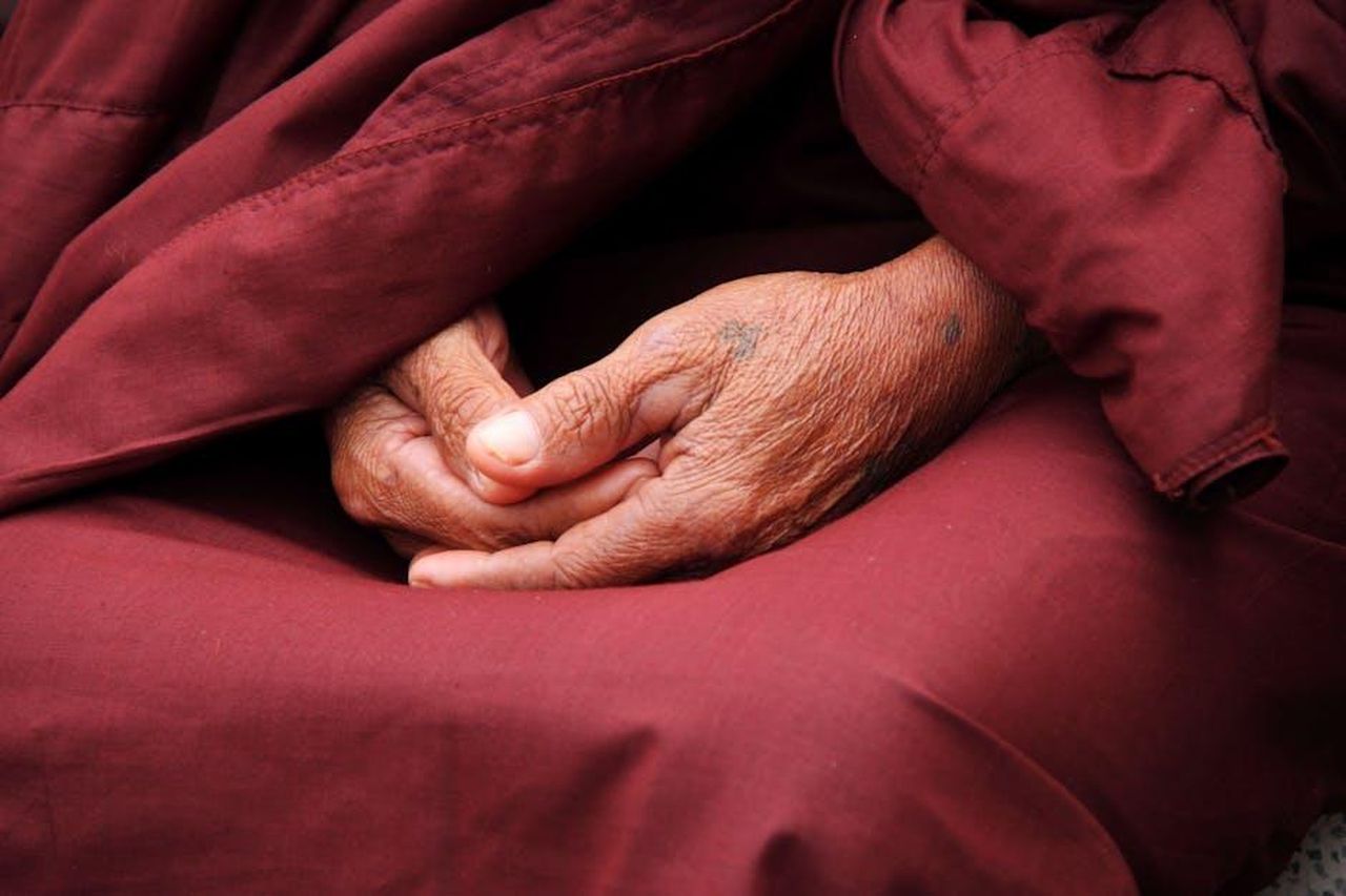 Il_percorso_di_vita_di_Drew_Barrymore_7cSvFBHG7j - Confidenze24 Source: Pixabay - pexels - Close-up of a monk's hands in prayer, wrapped in maroon robe, symbolizing peace and spirituality.